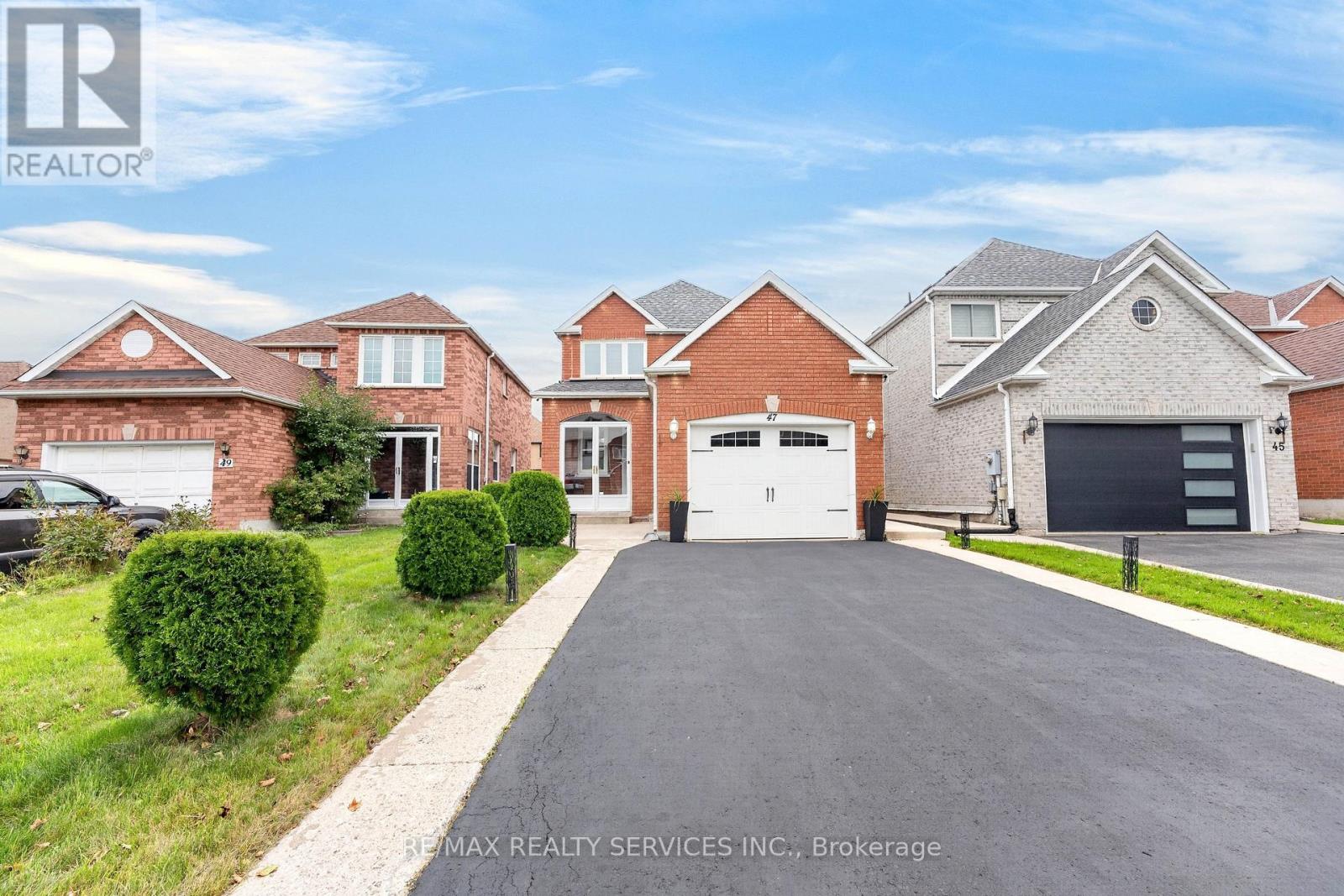 47 Twisted Oak Street, Brampton, Ontario  L6R 1S9 - Photo 3 - W13773554