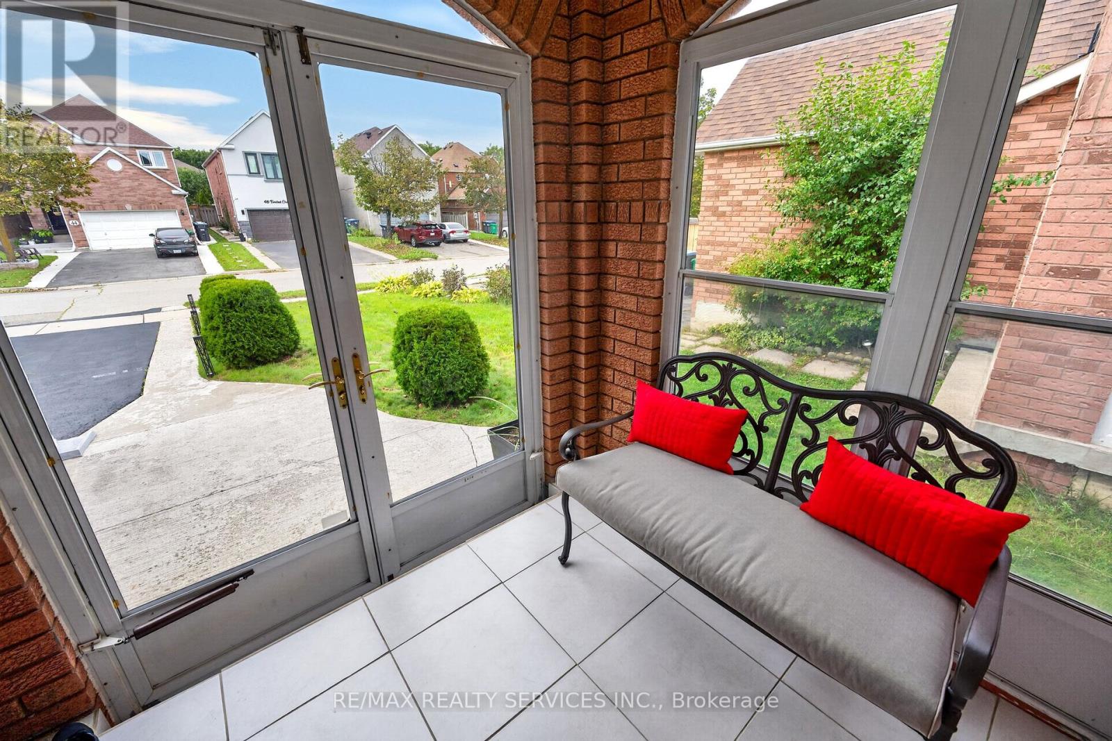 47 Twisted Oak Street, Brampton, Ontario  L6R 1S9 - Photo 6 - W13773554