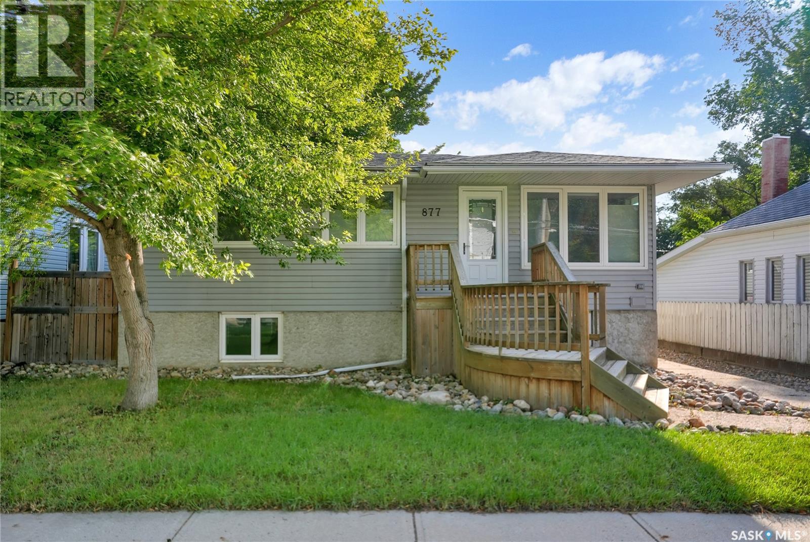 877 Elgin Avenue, Moose Jaw, Saskatchewan  S6H 4G6 - Photo 2 - SK047794