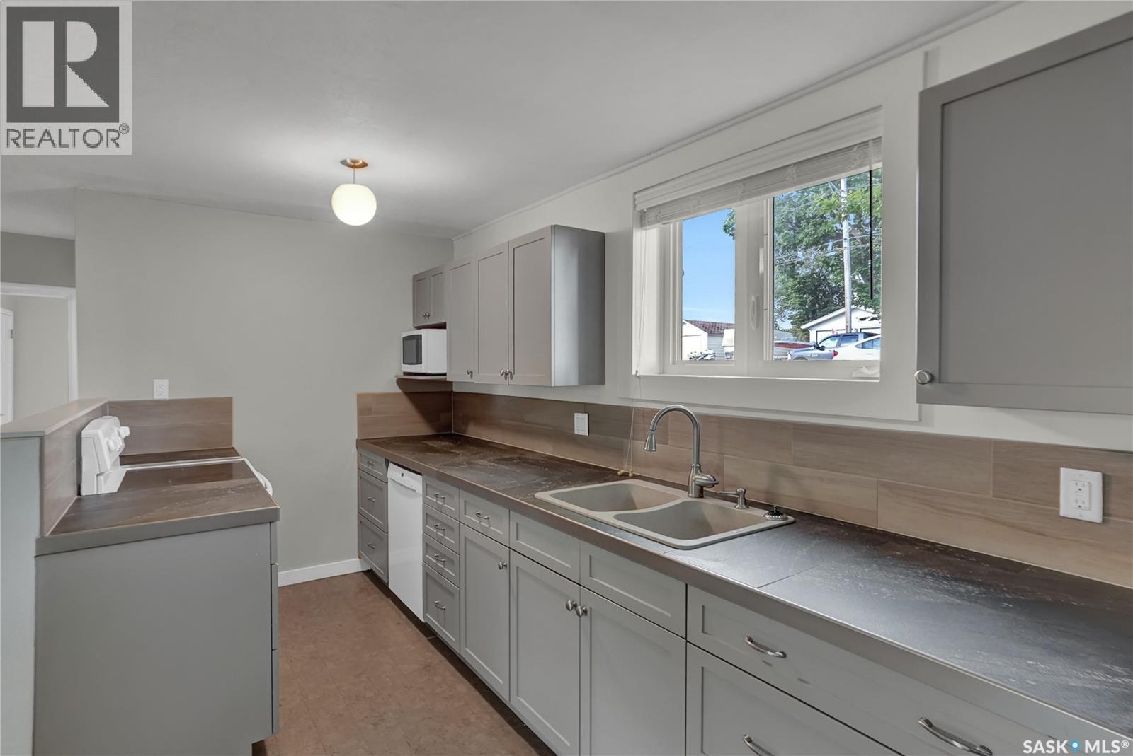 877 Elgin Avenue, Moose Jaw, Saskatchewan  S6H 4G6 - Photo 38 - SK047794