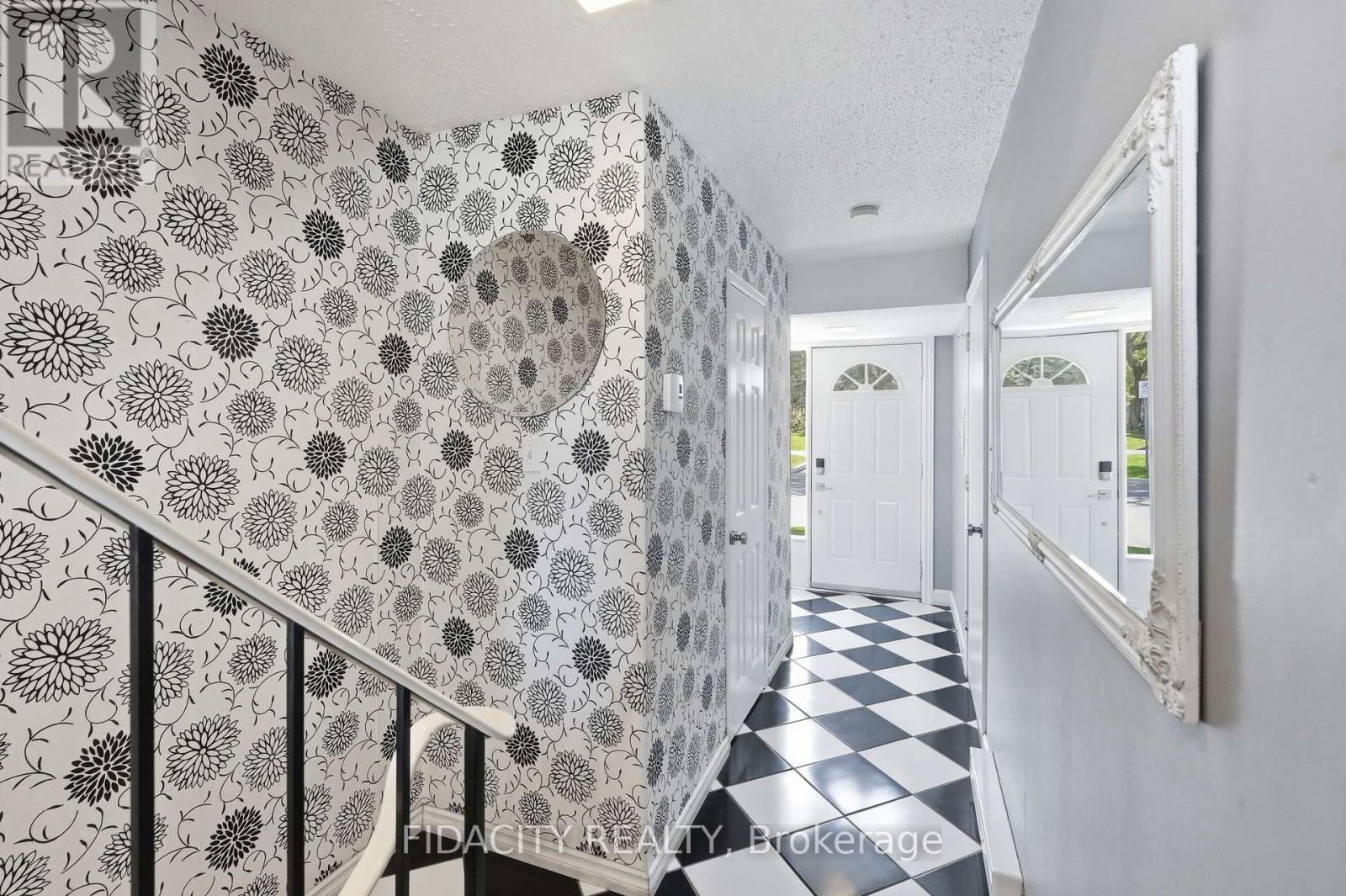 151 - 320 Stowe Court, Ottawa, Ontario K2K 1Z6 - Photo 2 - X13773716