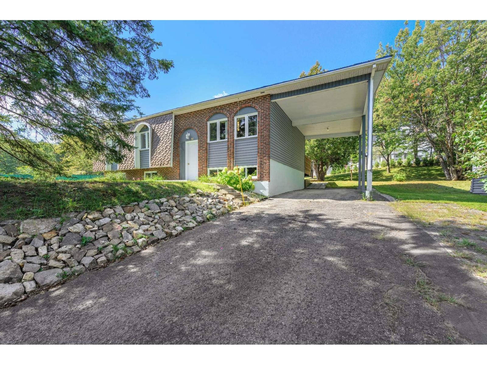 16 Rue de la Montagne Saint-Hippolyte Quebec Canada J8A1T9 2