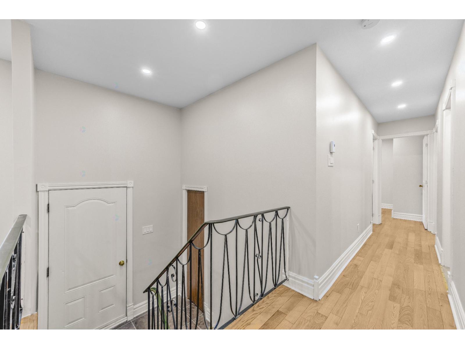16 Rue de la Montagne Saint-Hippolyte Quebec Canada J8A1T9 4