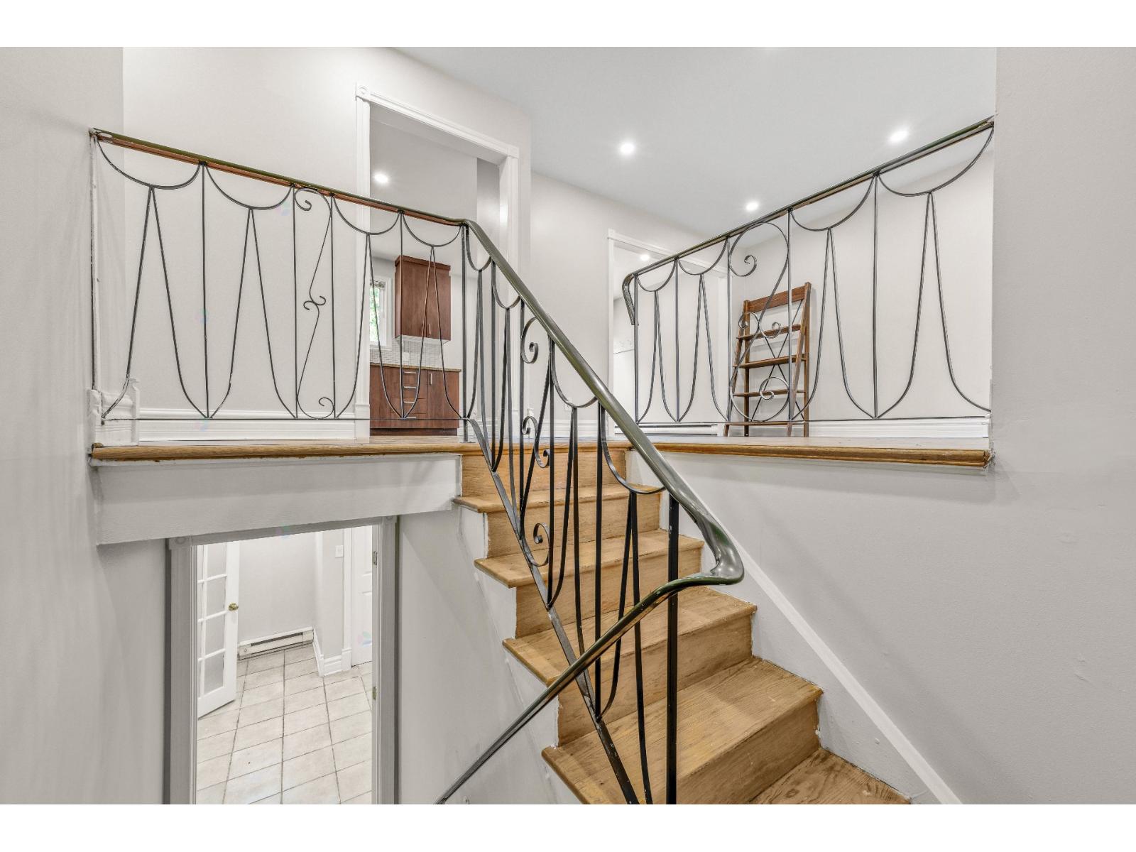 16 Rue de la Montagne Saint-Hippolyte Quebec Canada J8A1T9 3