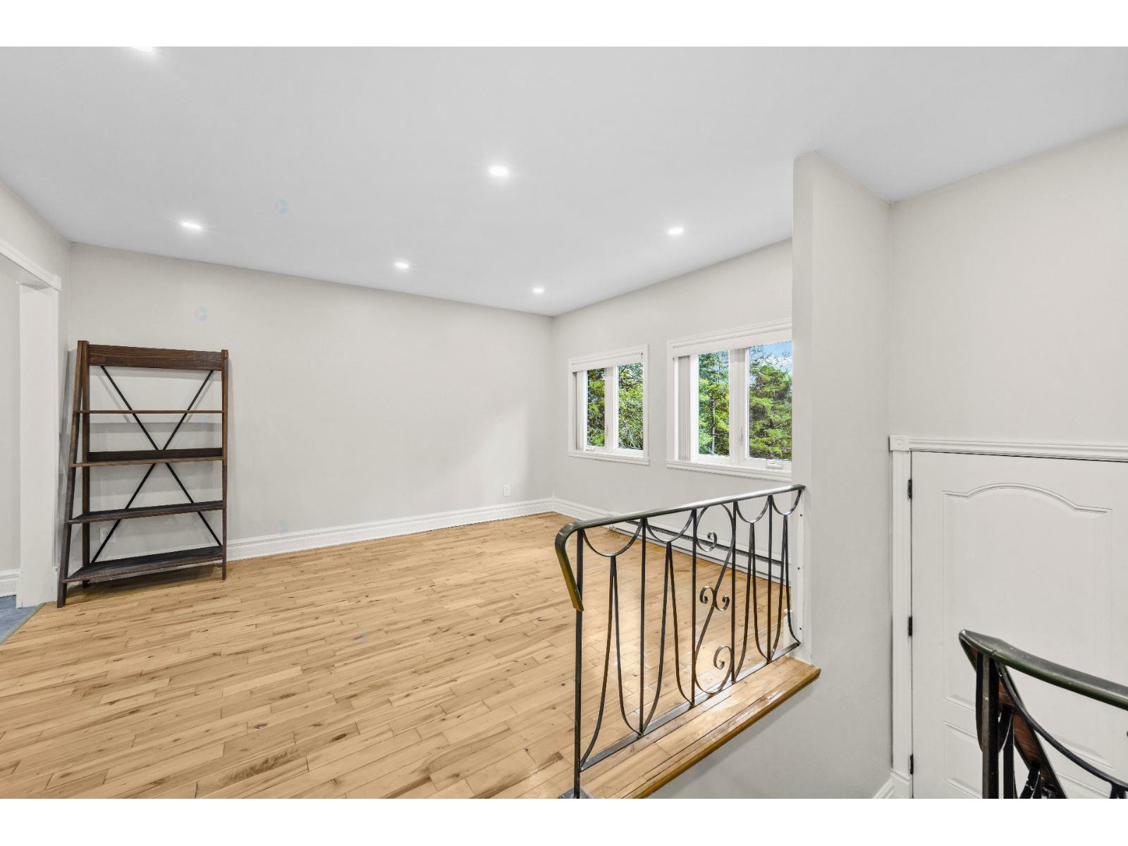 16 Rue de la Montagne Saint-Hippolyte Quebec Canada J8A1T9 5