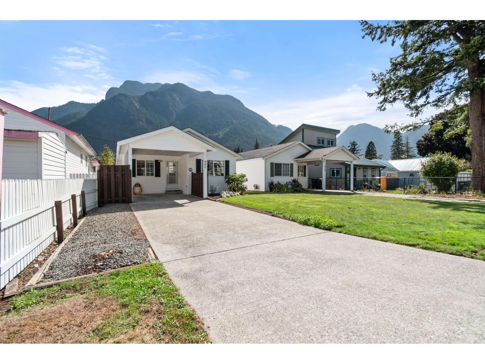 480 Coquihalla Street, Hope, Hope, British Columbia  V0X 1L0 - Photo 2 - R3162313
