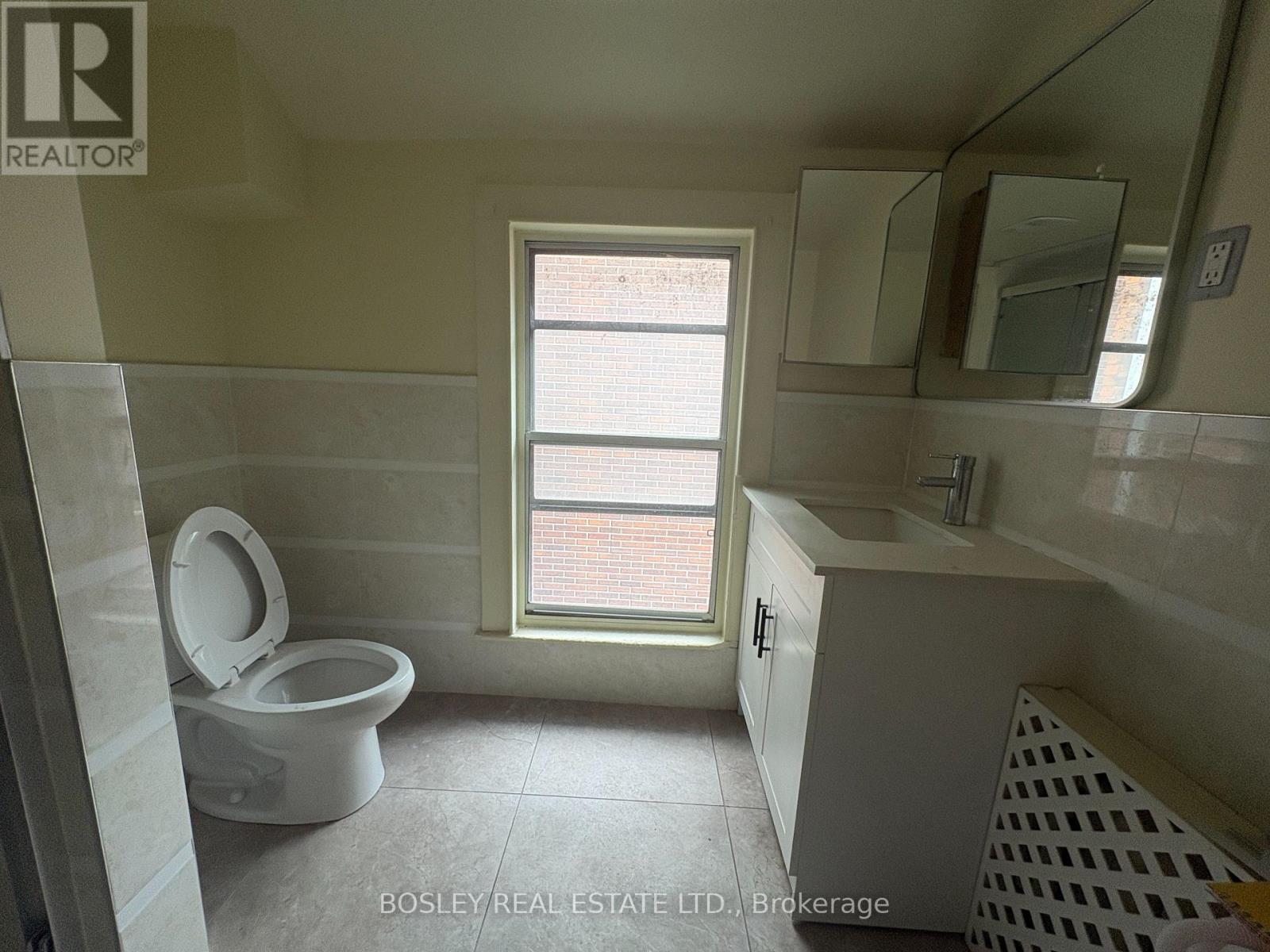 Upper - 14 D'arcy Street, Toronto, Ontario  M5T 1J7 - Photo 14 - C13774050