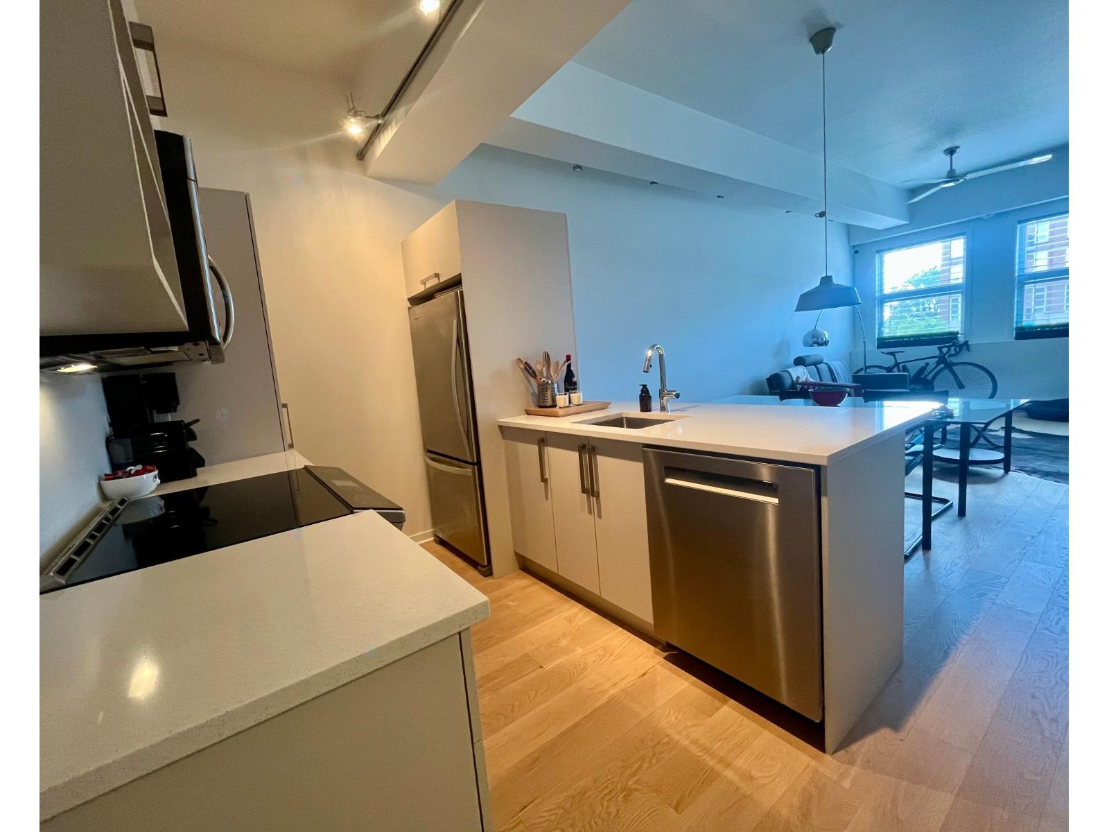 15 Rue St-Charles E.|#202 Longueuil (Le Vieux-Longueuil) Quebec Canada J4H1B1 4