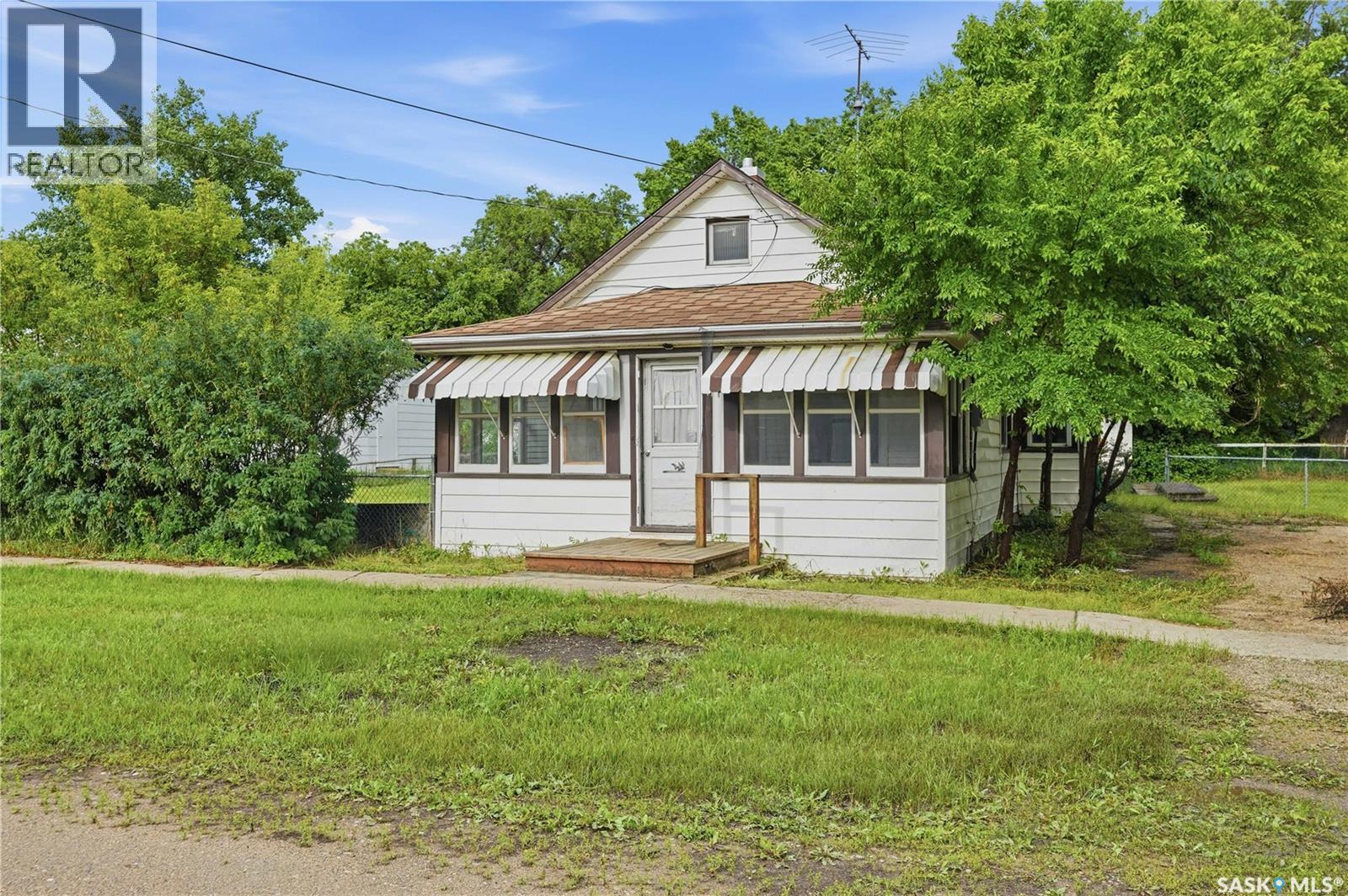 311 3rd Street, Chaplin, Saskatchewan  S0H 0V0 - Photo 2 - SK048278