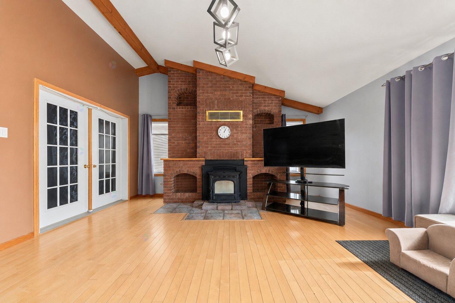 6671 Ch. Forest Terrebonne (La Plaine) Quebec Canada J7M1M5 5