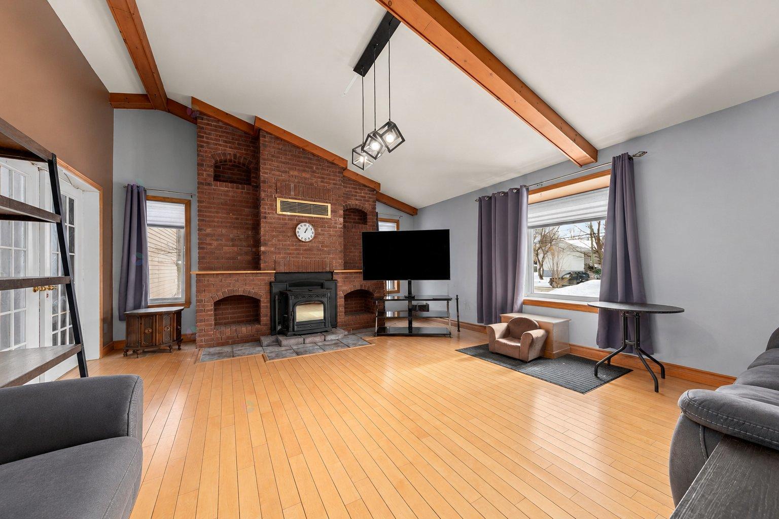 6671 Ch. Forest Terrebonne (La Plaine) Quebec Canada J7M1M5 4