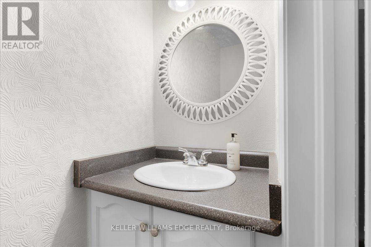 37 Bourbon Court, Hamilton, Ontario  L9B 2E9 - Photo 18 - X13774514
