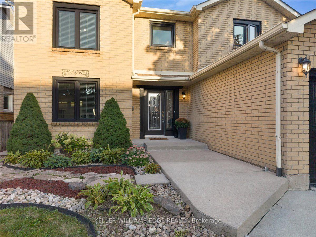 37 Bourbon Court, Hamilton, Ontario  L9B 2E9 - Photo 2 - X13774514