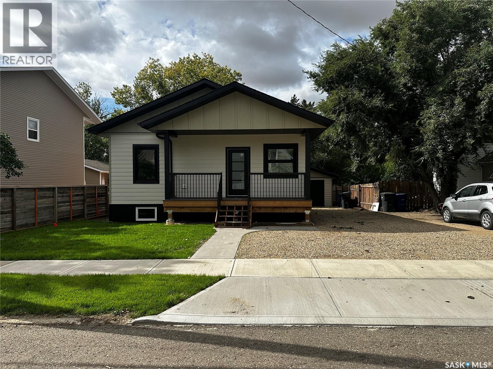 109 7th Street, Weyburn, Saskatchewan  S4H 1C1 - Photo 2 - SK048288