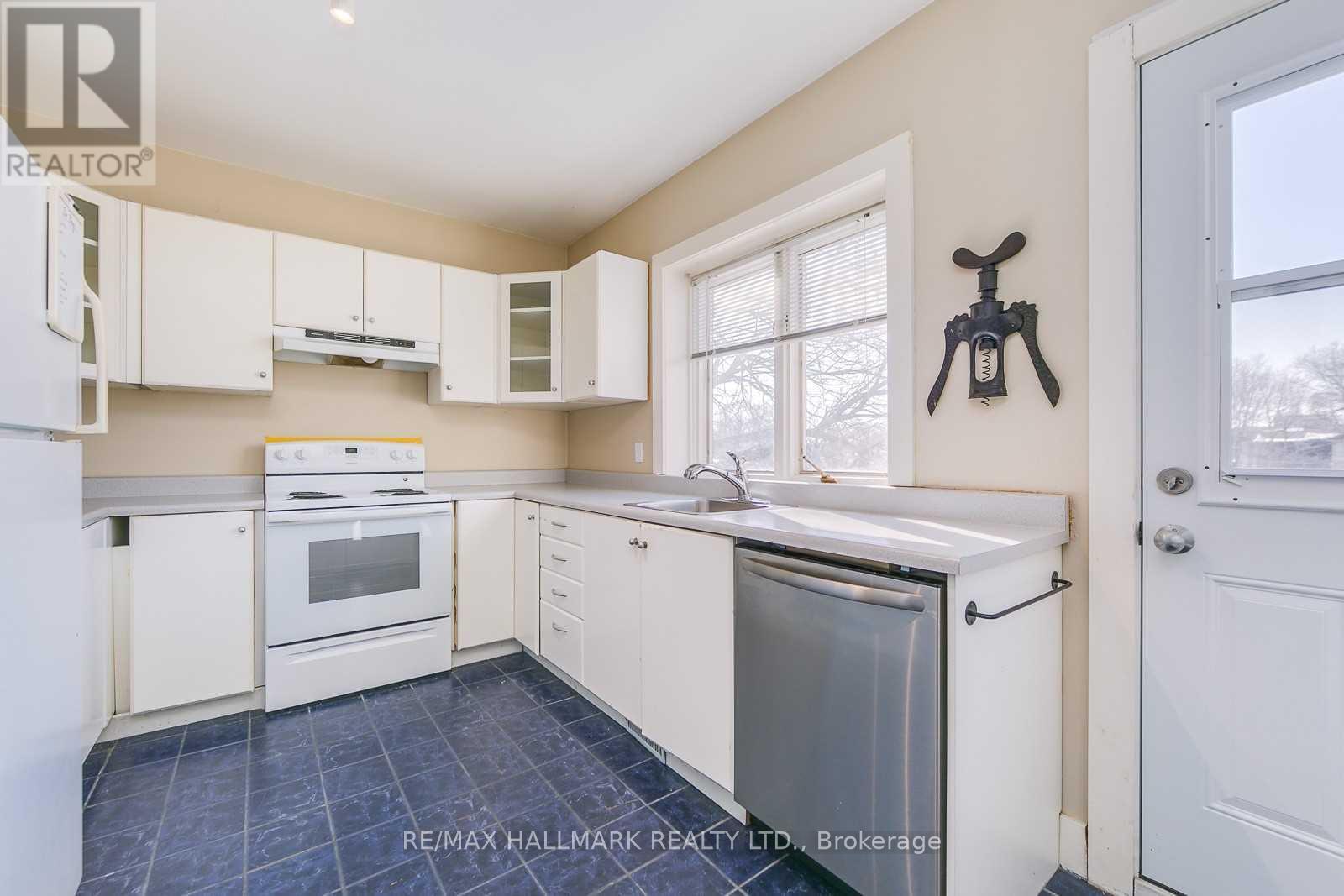 Upper - 6 Prust Avenue, Toronto, Ontario  M4L 2M8 - Photo 8 - E13774956