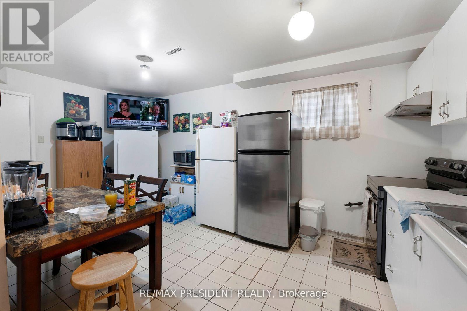 3952 Longo Circle, Mississauga, Ontario L4T 4C7 - Photo 2 - W13774912