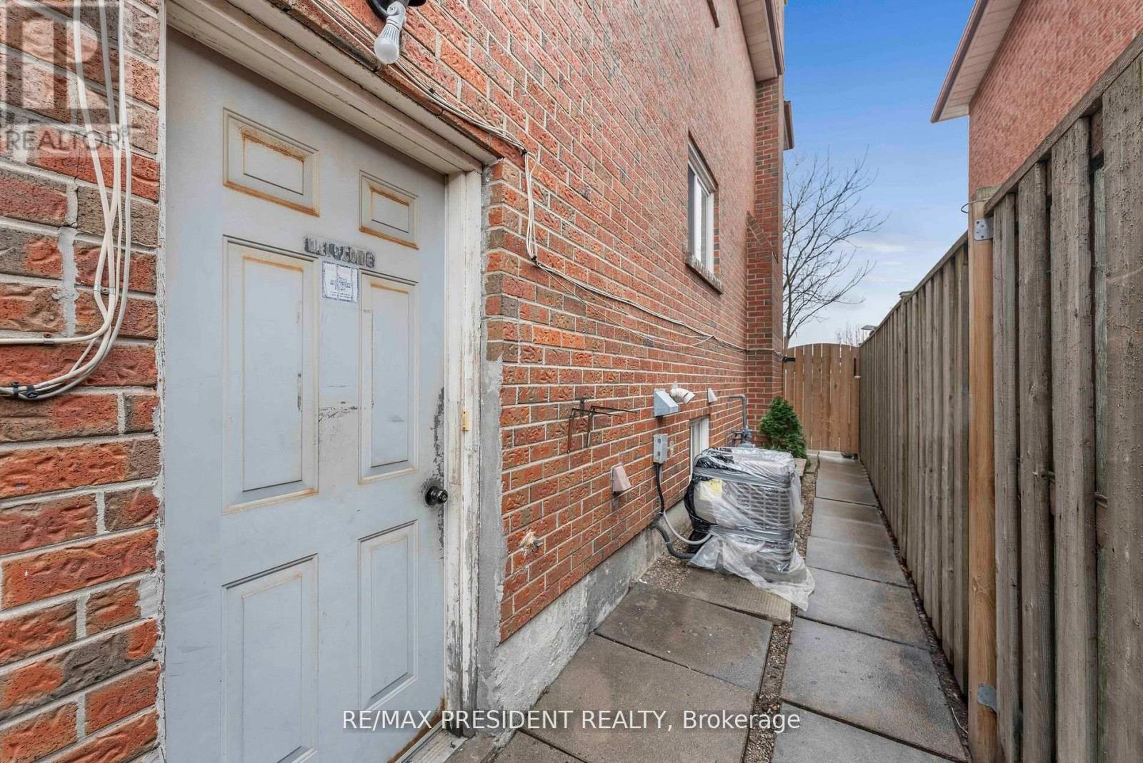 3952 Longo Circle, Mississauga, Ontario L4T 4C7 - Photo 3 - W13774912