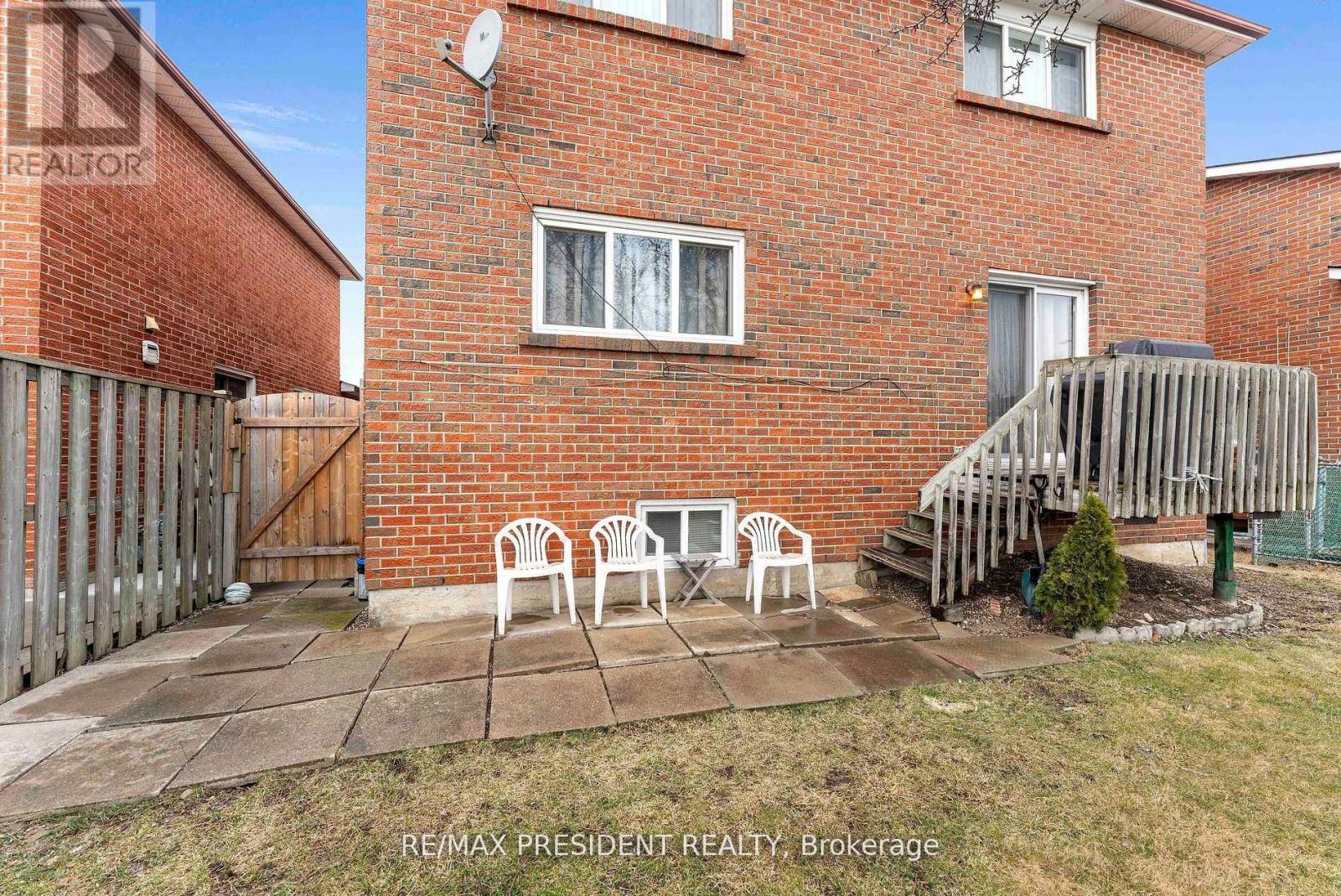 3952 Longo Circle, Mississauga, Ontario L4T 4C7 - Photo 4 - W13774912