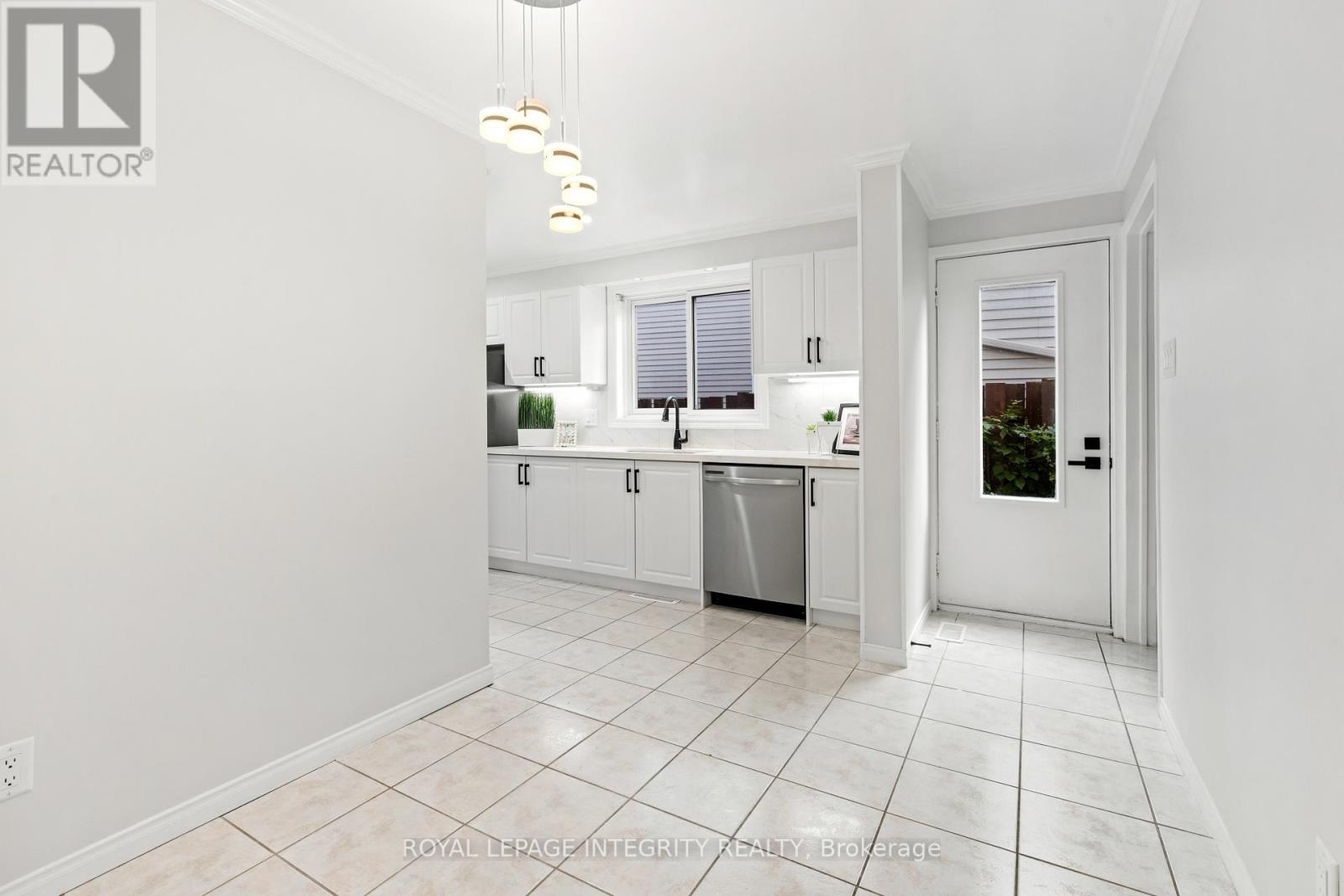 1736 Summerlands Crescent, Ottawa, Ontario  K1E 2Y2 - Photo 14 - X13775070