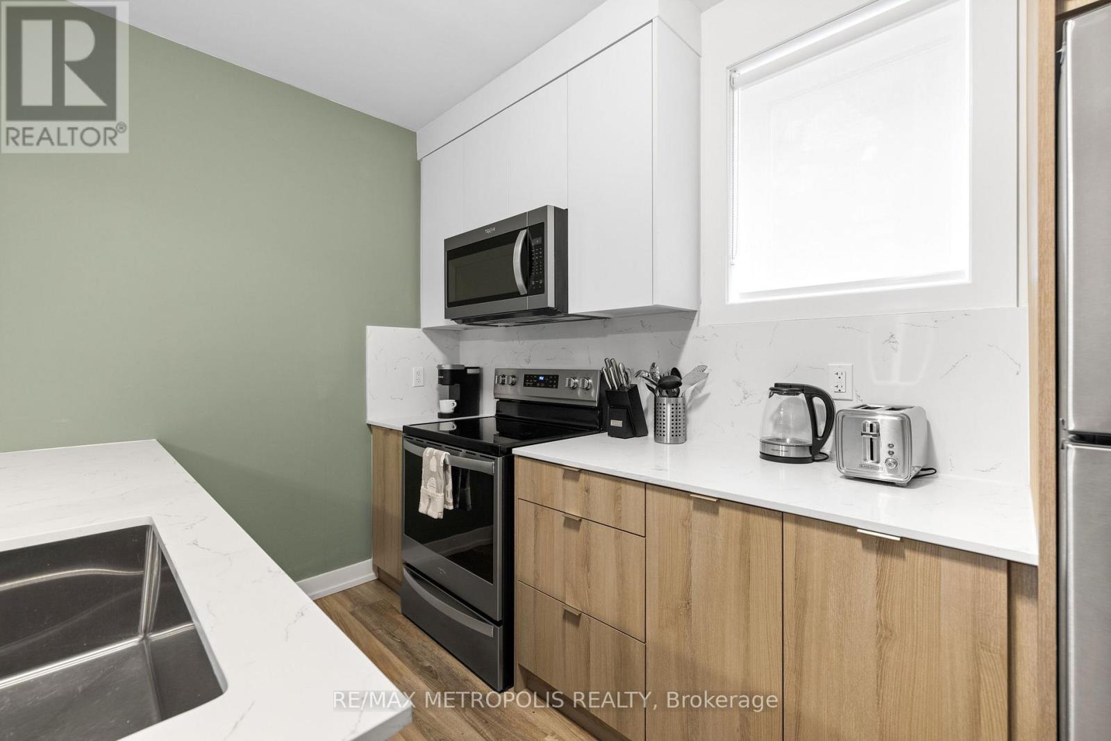 B - 447 Lansdowne Avenue, Toronto, Ontario  M6H 3Y2 - Photo 10 - C13775134
