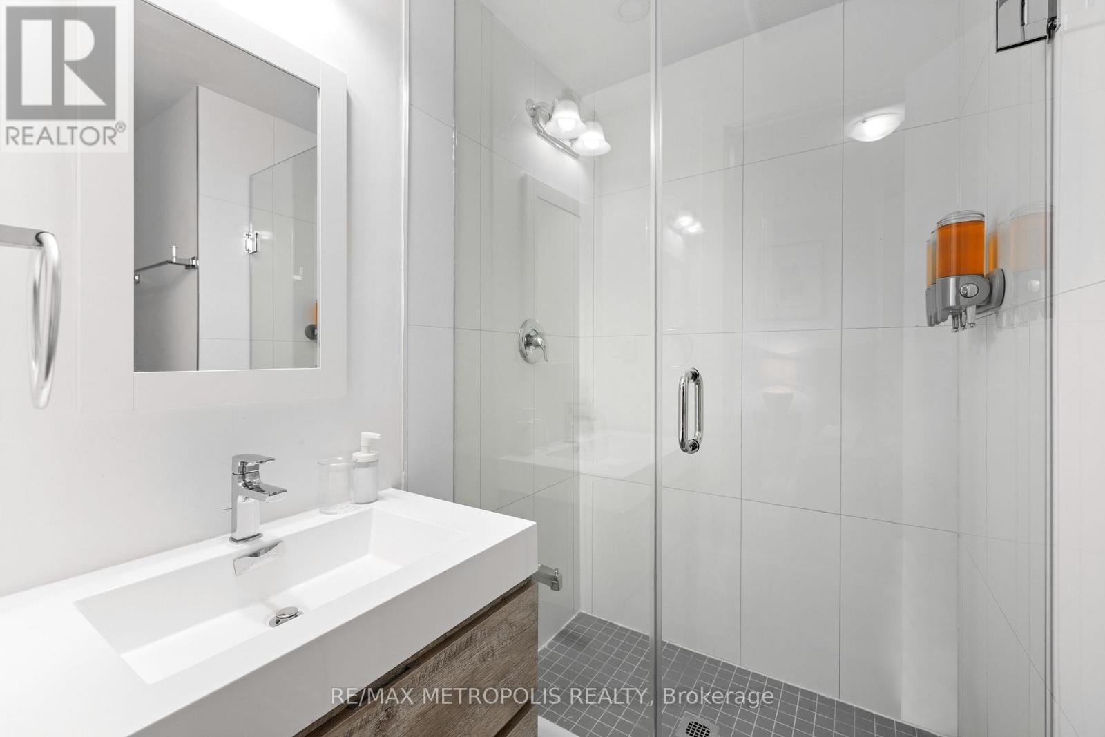 B - 447 Lansdowne Avenue, Toronto, Ontario  M6H 3Y2 - Photo 13 - C13775134