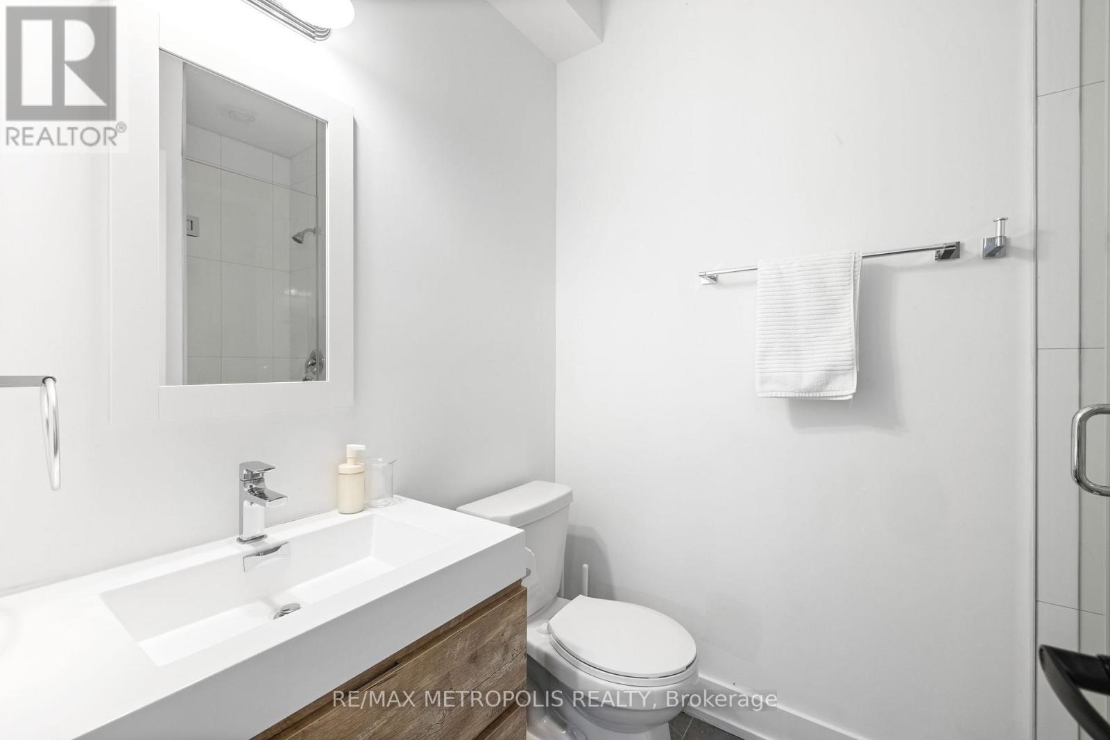 B - 447 Lansdowne Avenue, Toronto, Ontario  M6H 3Y2 - Photo 17 - C13775134