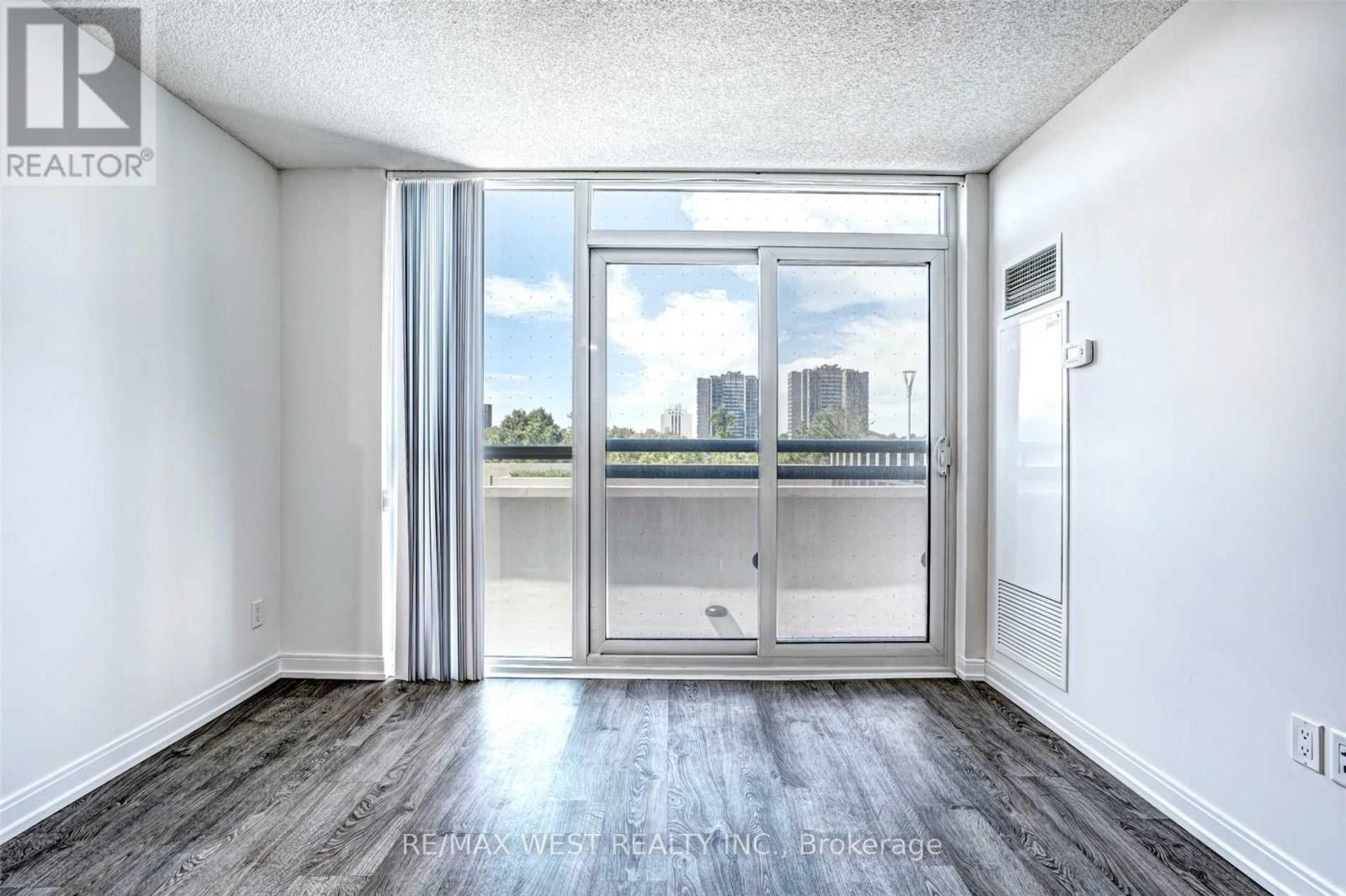 320 - 275 Village Green Square, Toronto, Ontario  M1S 0L8 - Photo 10 - E13775338