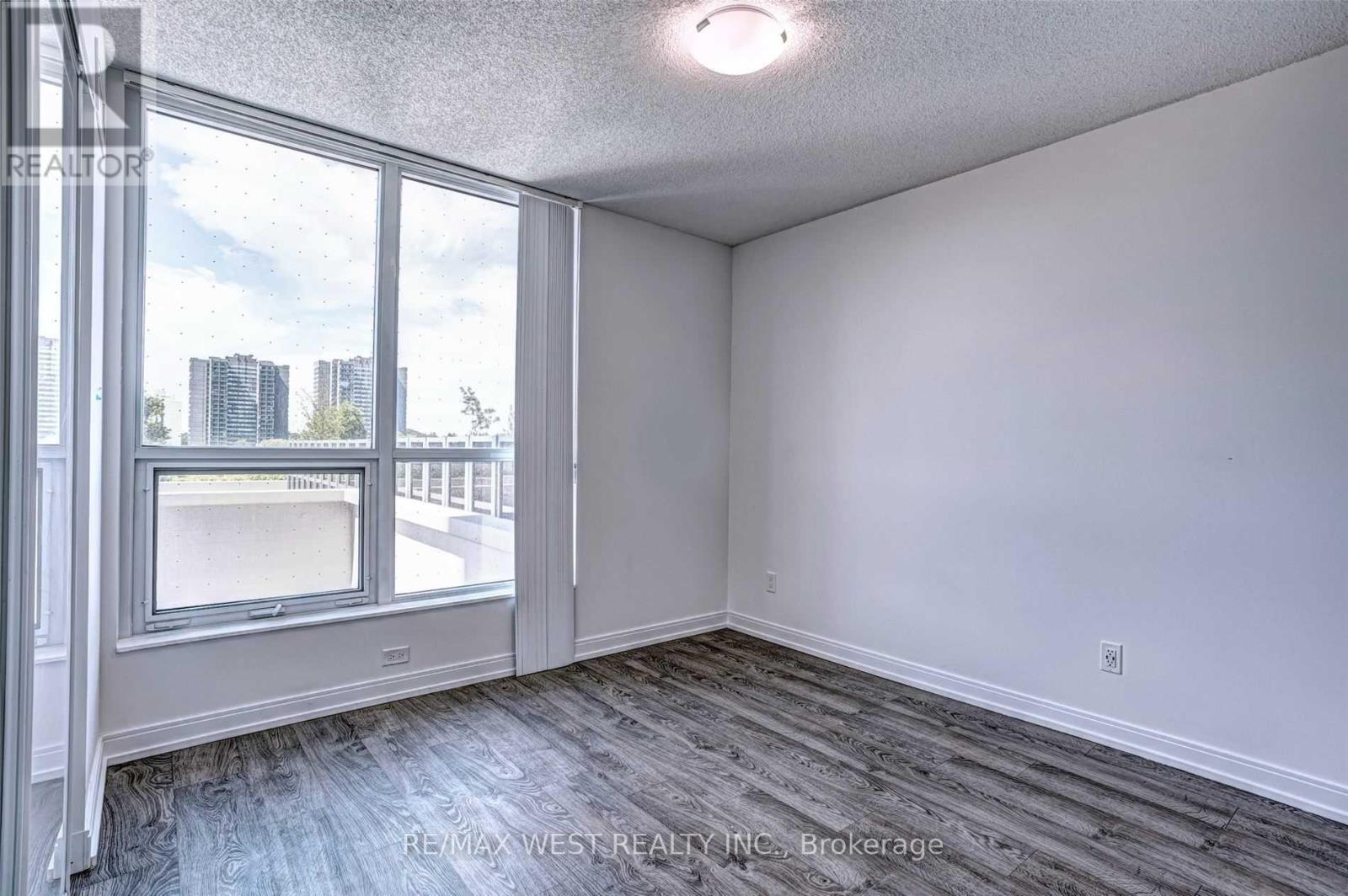 320 - 275 Village Green Square, Toronto, Ontario  M1S 0L8 - Photo 12 - E13775338