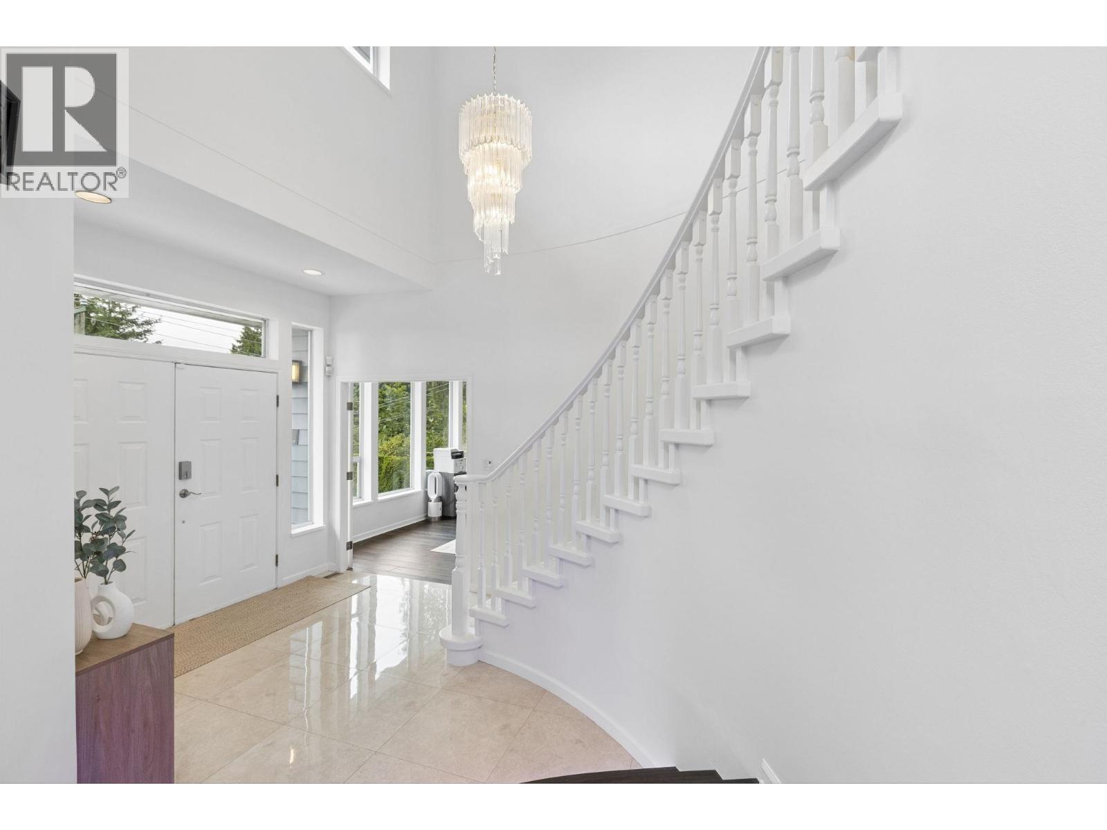 456 Montroyal Boulevard, North Vancouver, British Columbia  V7N 3E1 - Photo 3 - R3164078