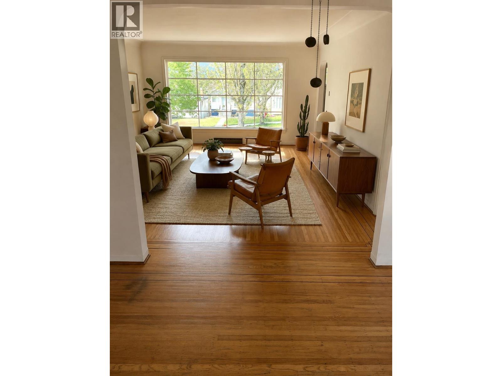Listing Picture 5 of 23 : 2772 E 5TH AVENUE, Vancouver / 溫哥華 - 魯藝地產 Yvonne Lu Group - MLS Medallion Club Member
