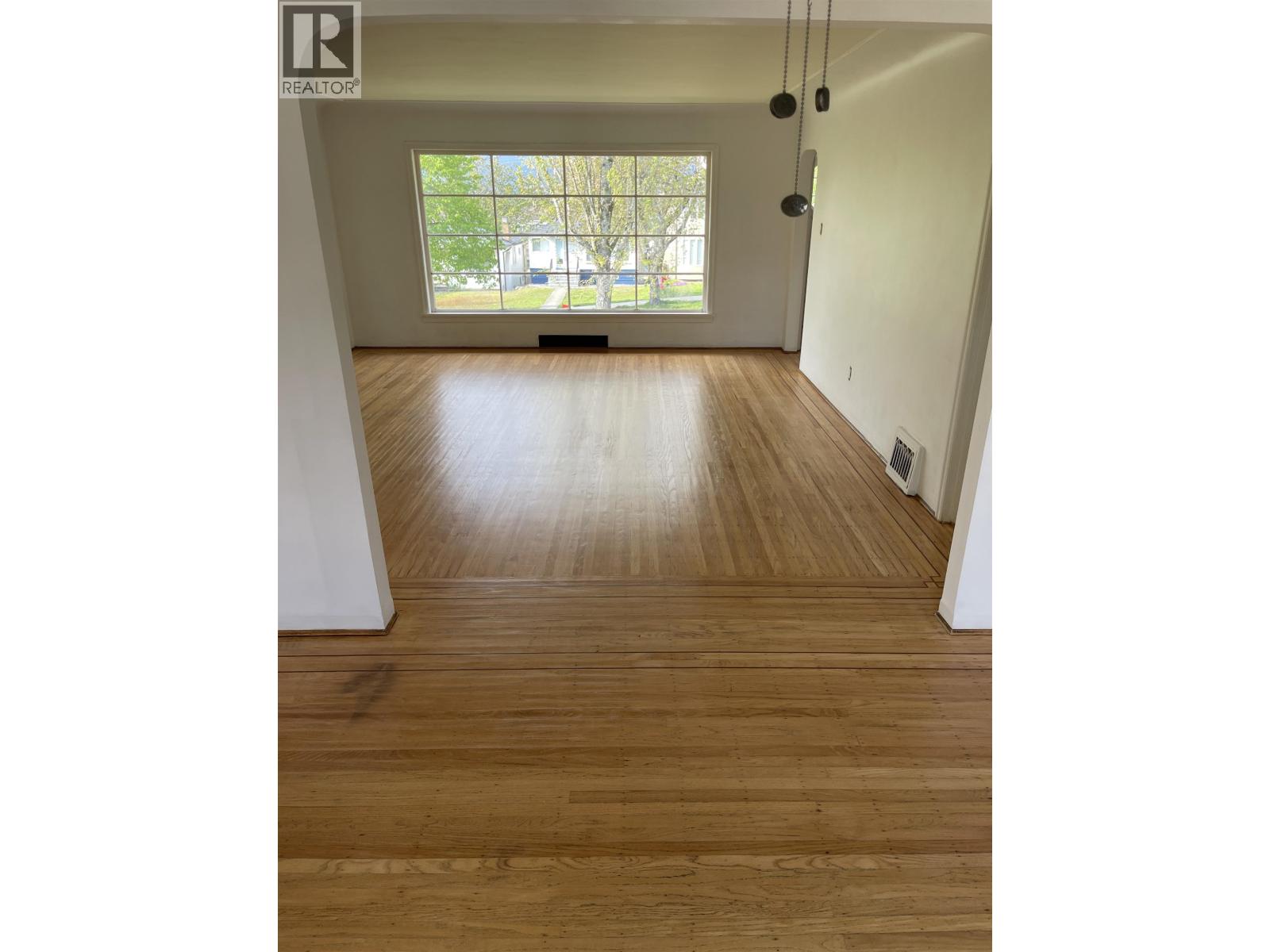 Listing Picture 13 of 23 : 2772 E 5TH AVENUE, Vancouver / 溫哥華 - 魯藝地產 Yvonne Lu Group - MLS Medallion Club Member