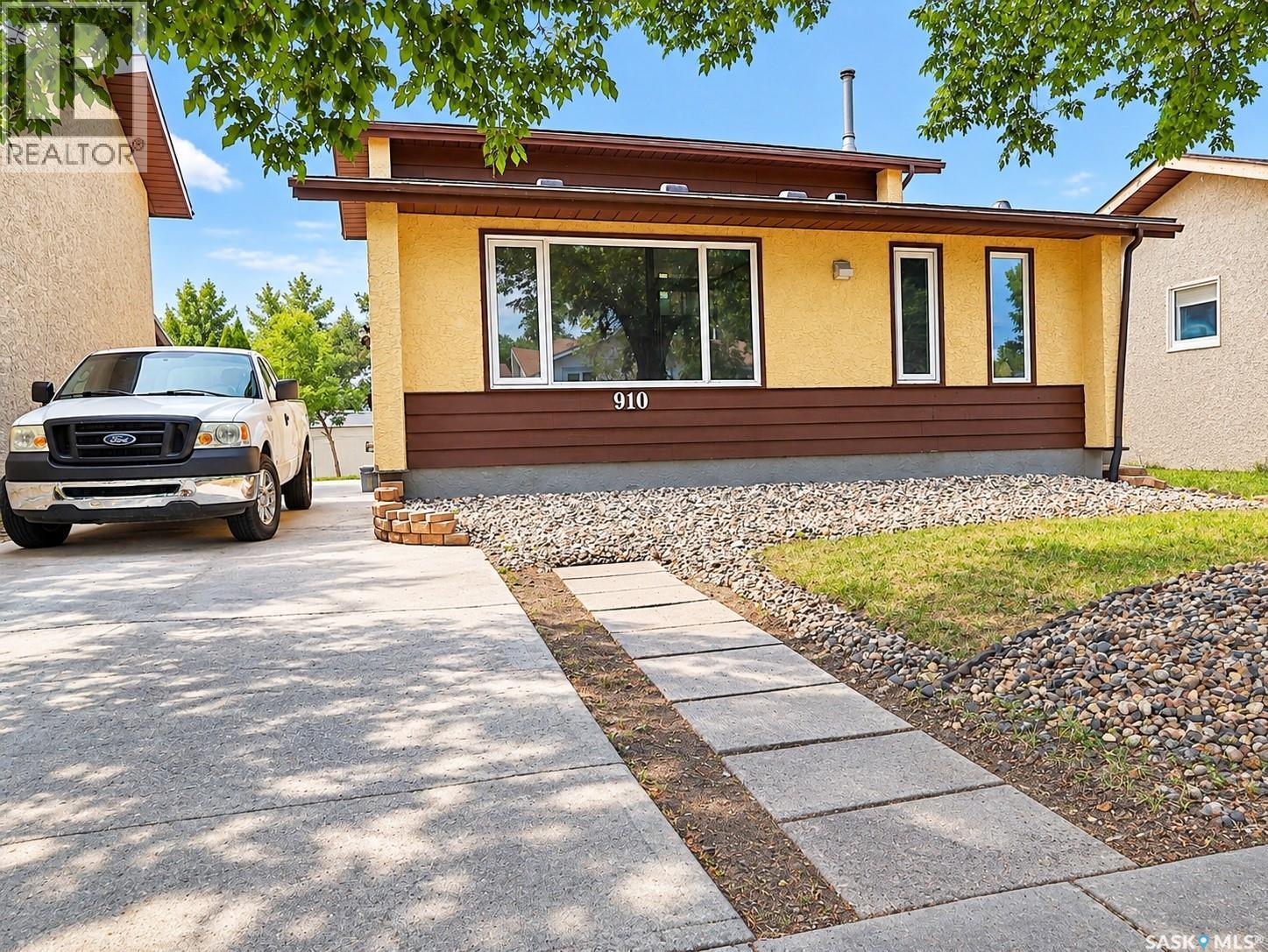 910 Devonshire Drive N, Regina, Saskatchewan  S4X 2L8 - Photo 1 - SK047657