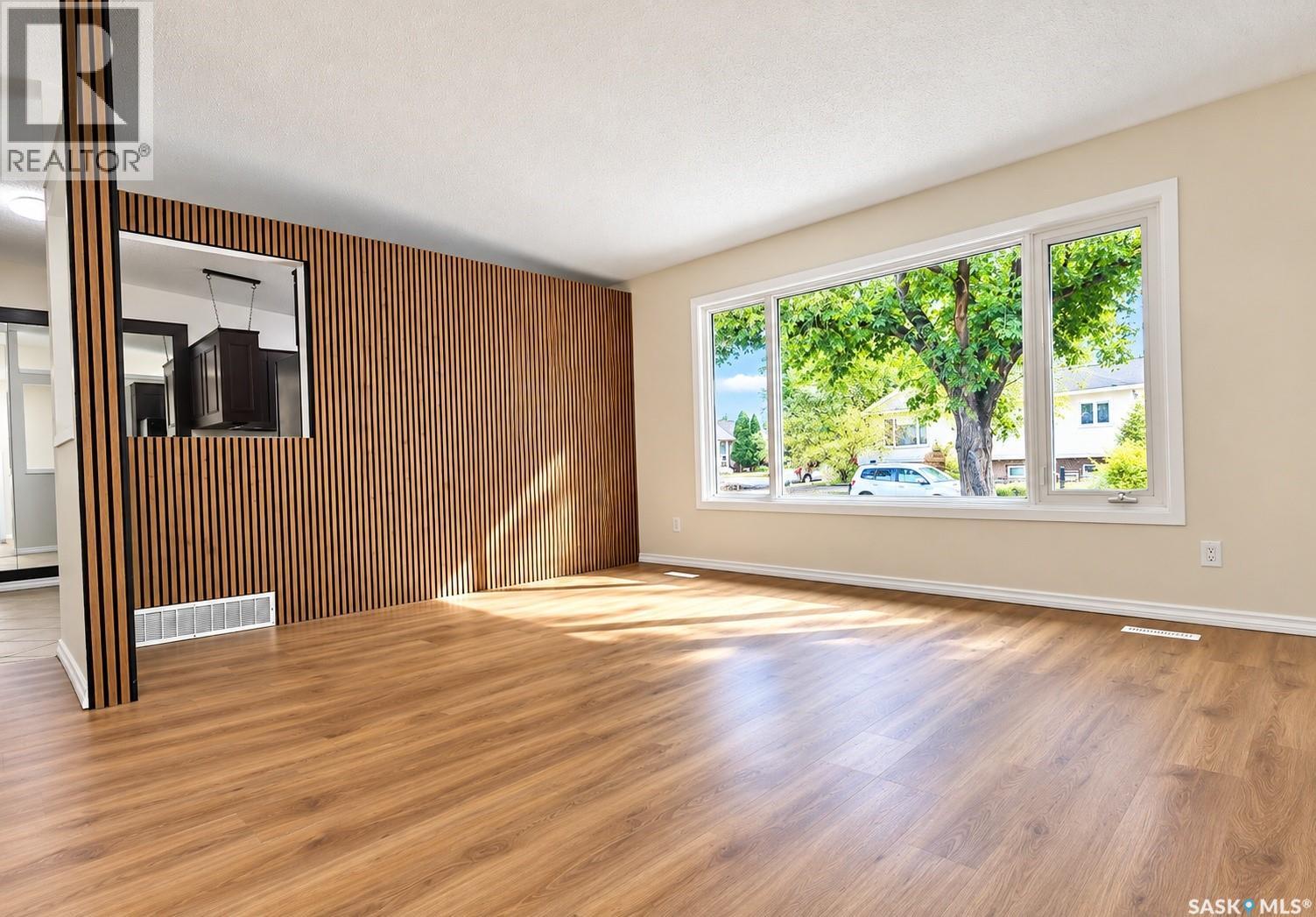 910 Devonshire Drive N, Regina, Saskatchewan  S4X 2L8 - Photo 2 - SK047657