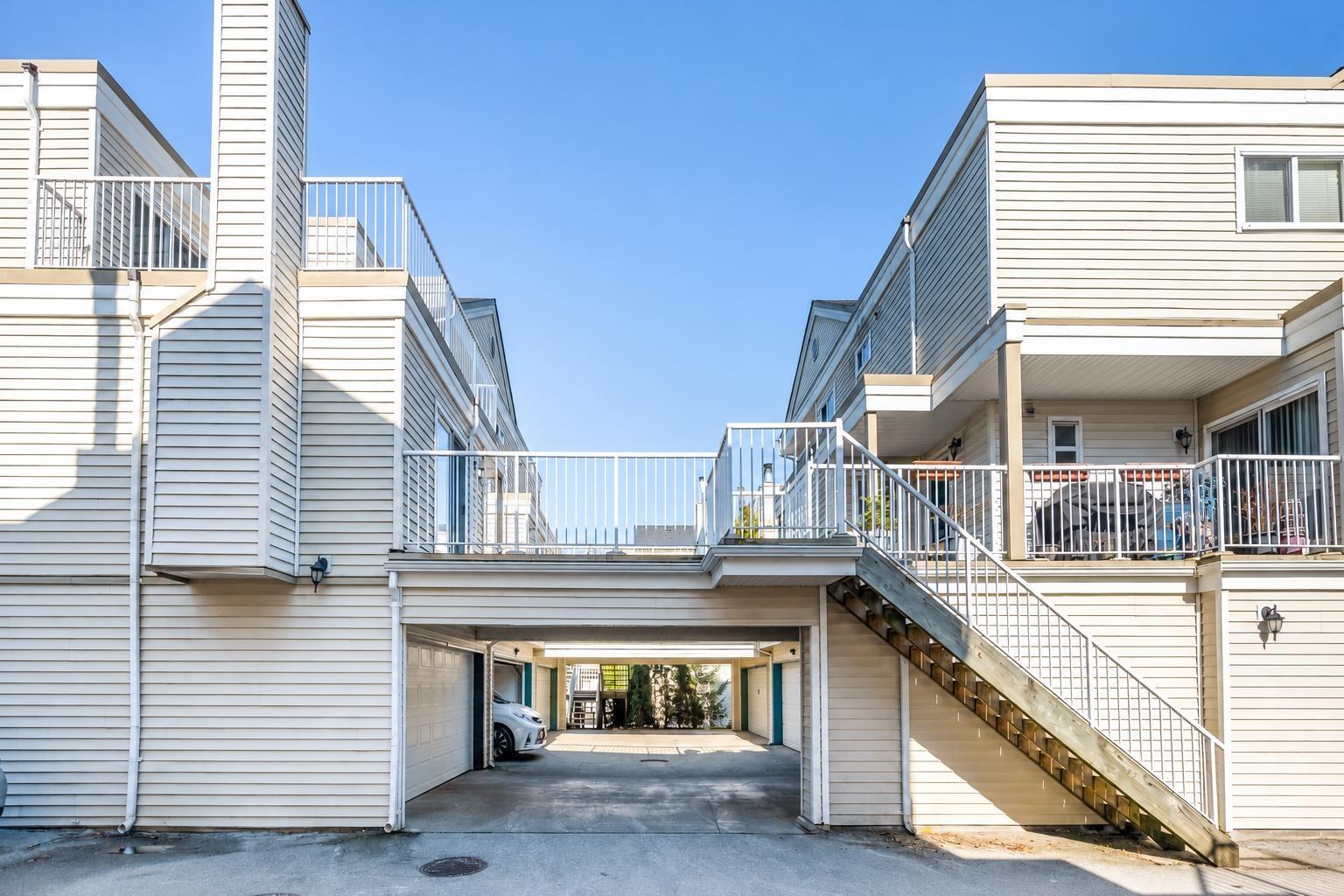 10077 156 STREET, surrey, British Columbia