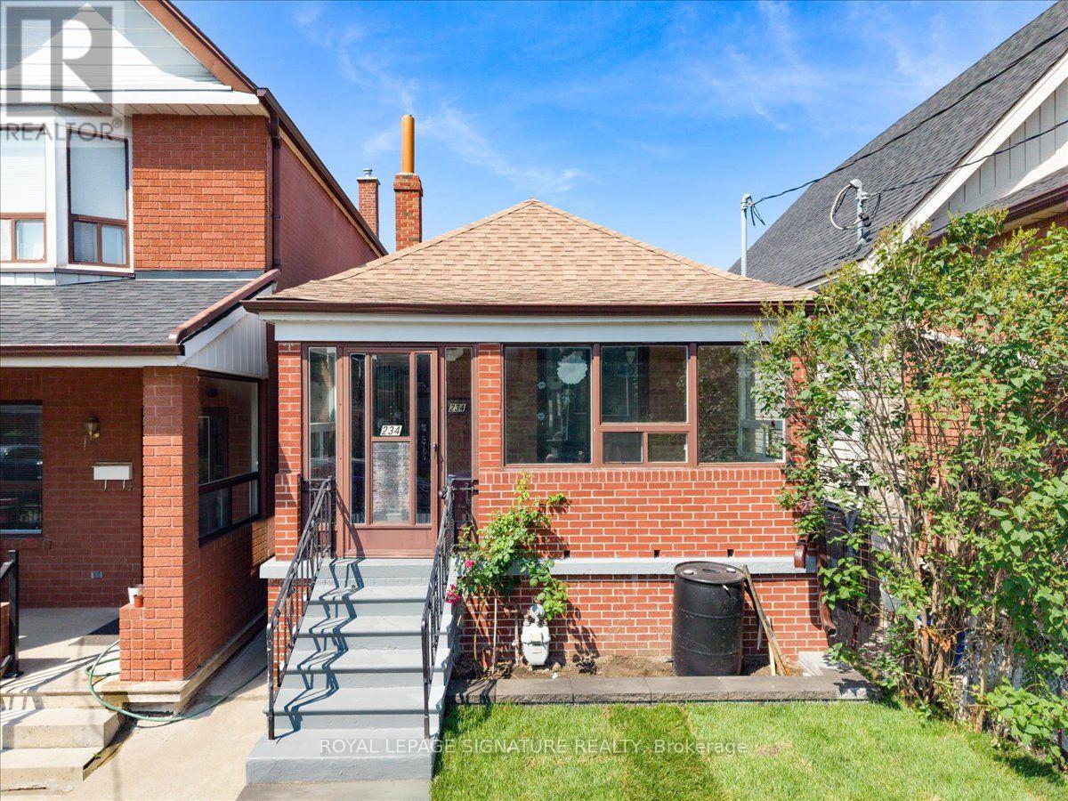 234 Nairn Avenue, Toronto, Ontario  M6E 4H4 - Photo 5 - W13695310