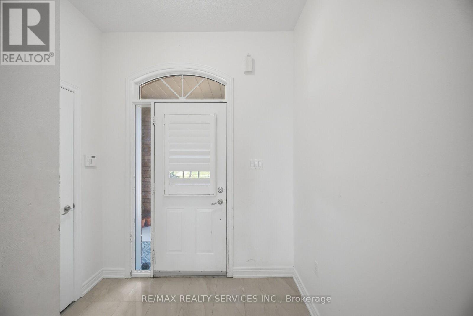 33 Sewells Lane, Brampton, Ontario  L7A 2Z9 - Photo 5 - W13772944