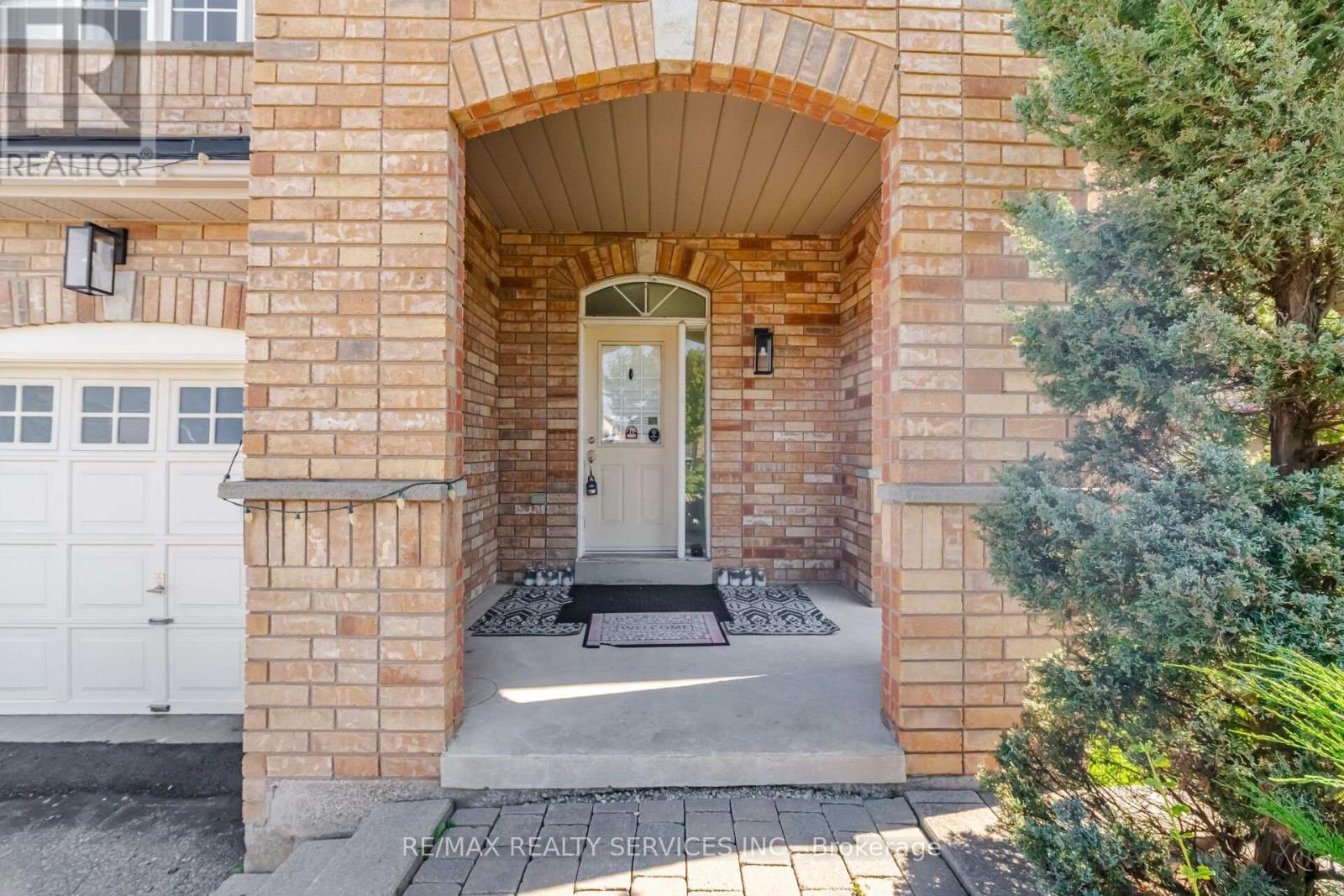 33 Sewells Lane, Brampton, Ontario  L7A 2Z9 - Photo 4 - W13772944
