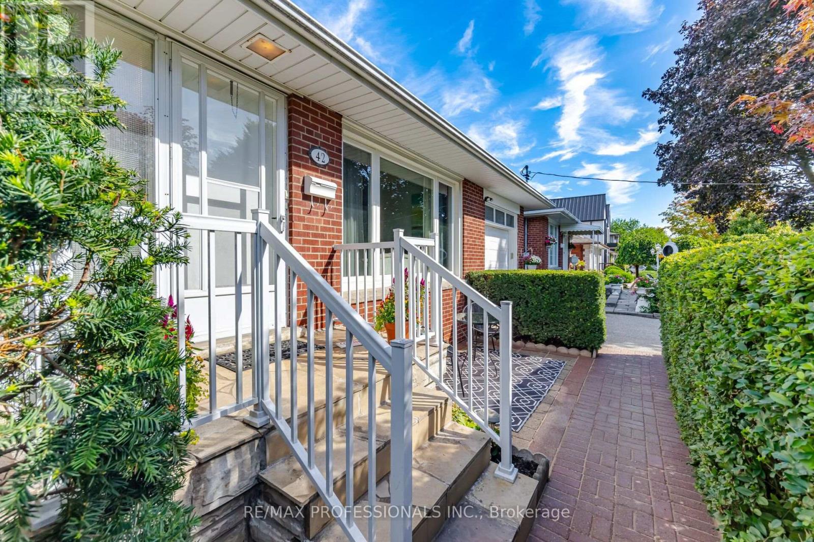 42 Cardigan Road, Toronto, Ontario  M8Z 2W2 - Photo 6 - W13771856