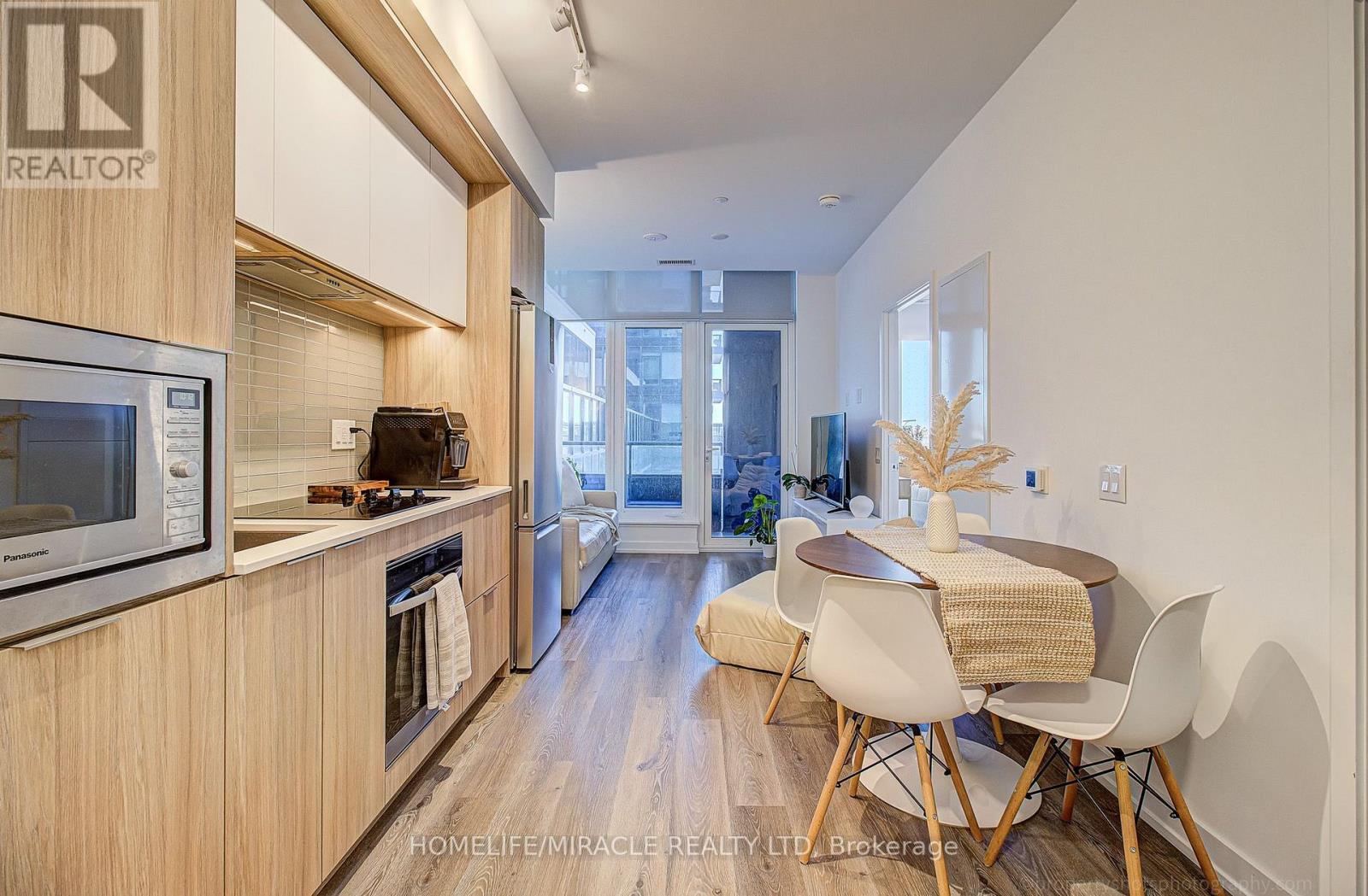 607 - 395 SQUARE ONE DRIVE, Mississauga, Ontario
