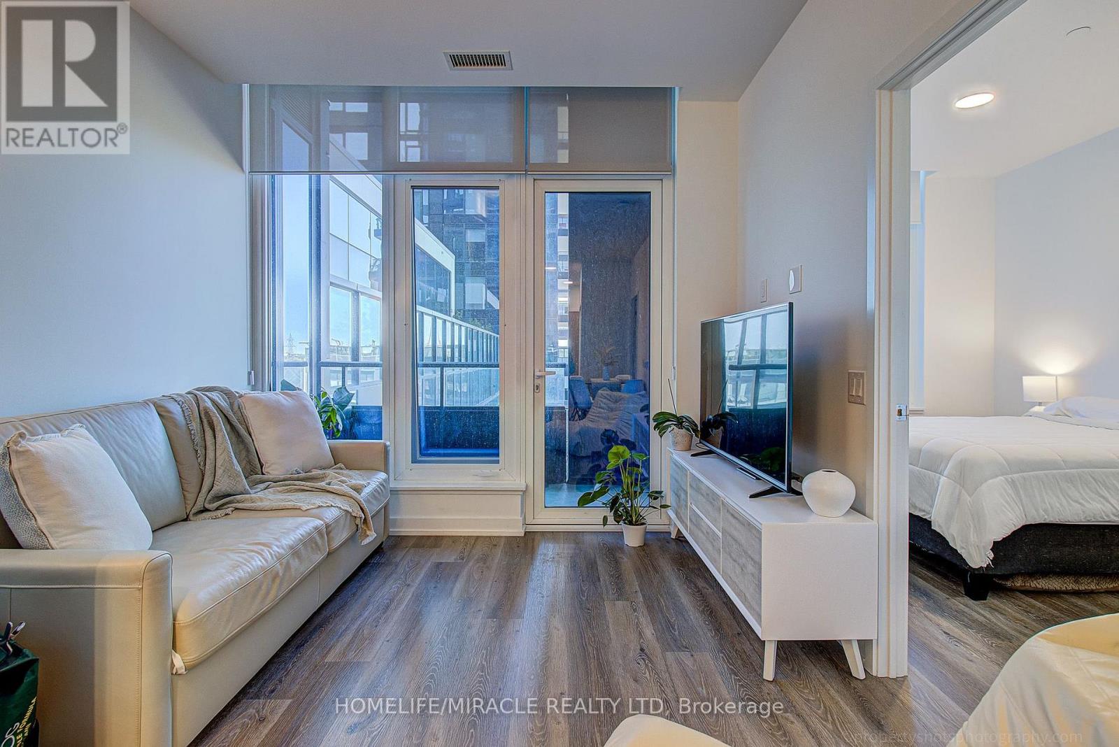 607 - 395 Square One Drive, Mississauga, Ontario  L5B 0P6 - Photo 2 - W13760528