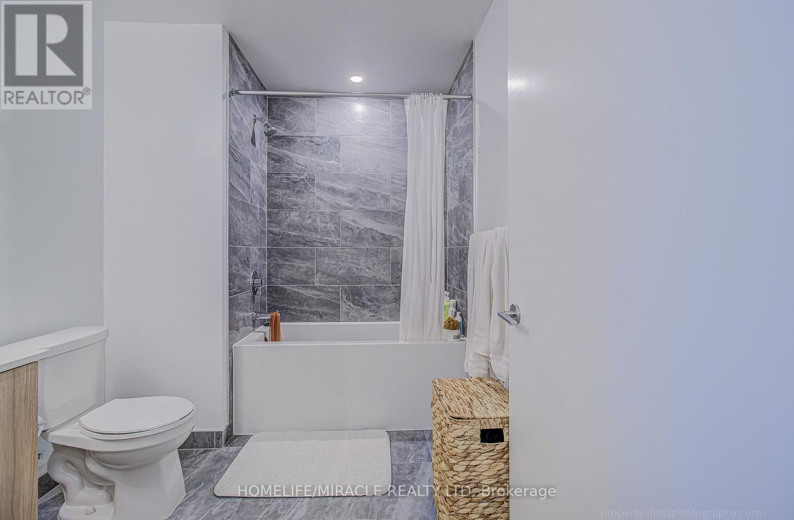 607 - 395 Square One Drive, Mississauga, Ontario  L5B 0P6 - Photo 15 - W13760528