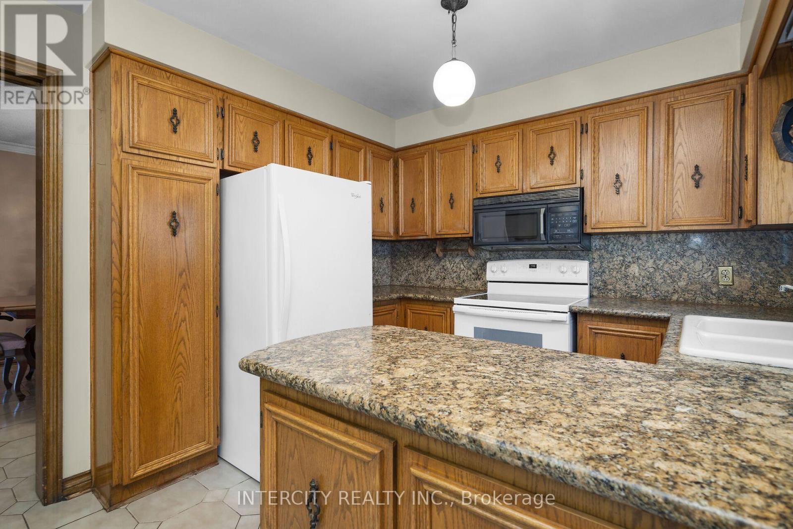 72 Chiswick Avenue, Toronto, Ontario  M6M 4V3 - Photo 11 - W13776136