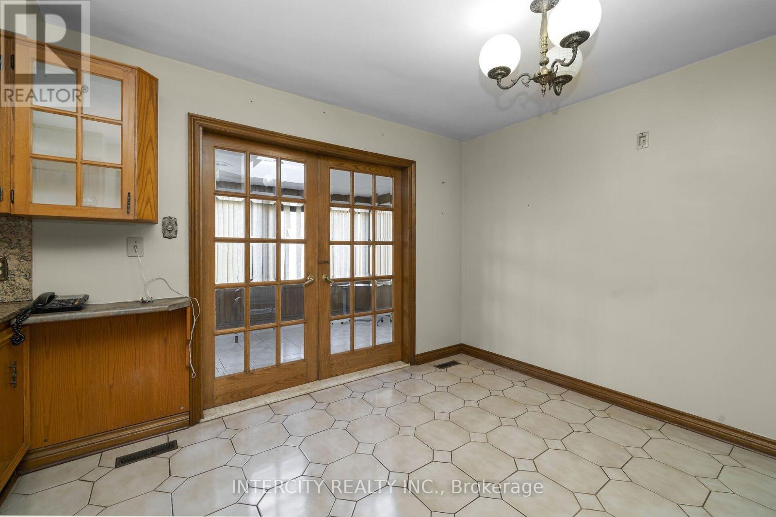 72 Chiswick Avenue, Toronto, Ontario  M6M 4V3 - Photo 13 - W13776136