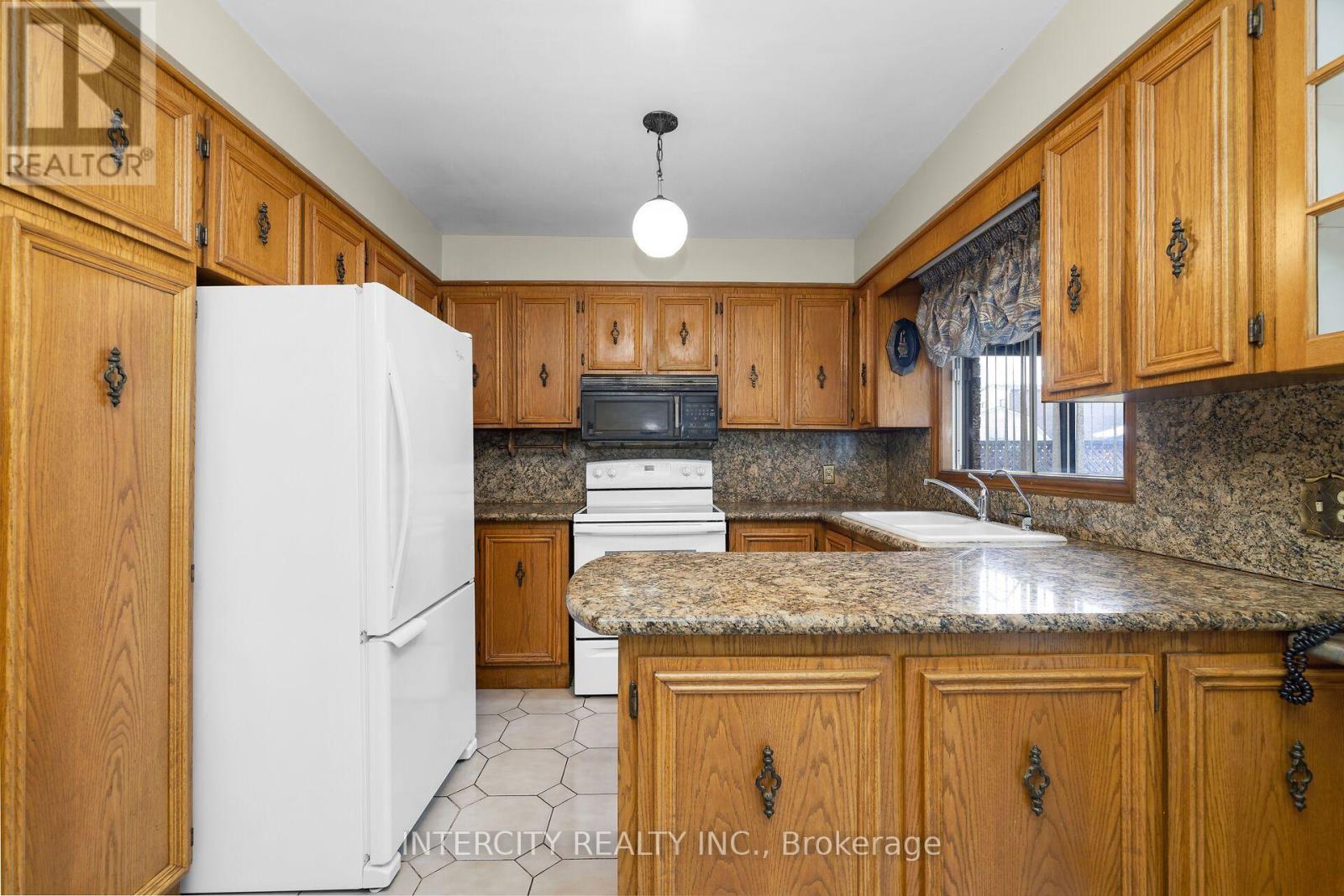 72 Chiswick Avenue, Toronto, Ontario  M6M 4V3 - Photo 16 - W13776136