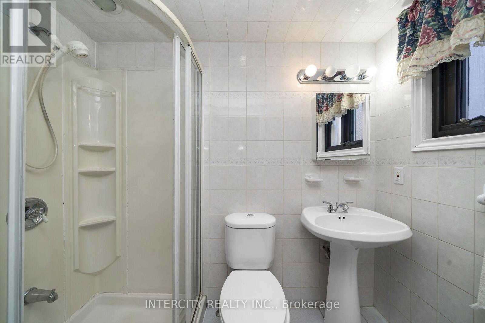 72 Chiswick Avenue, Toronto, Ontario  M6M 4V3 - Photo 19 - W13776136