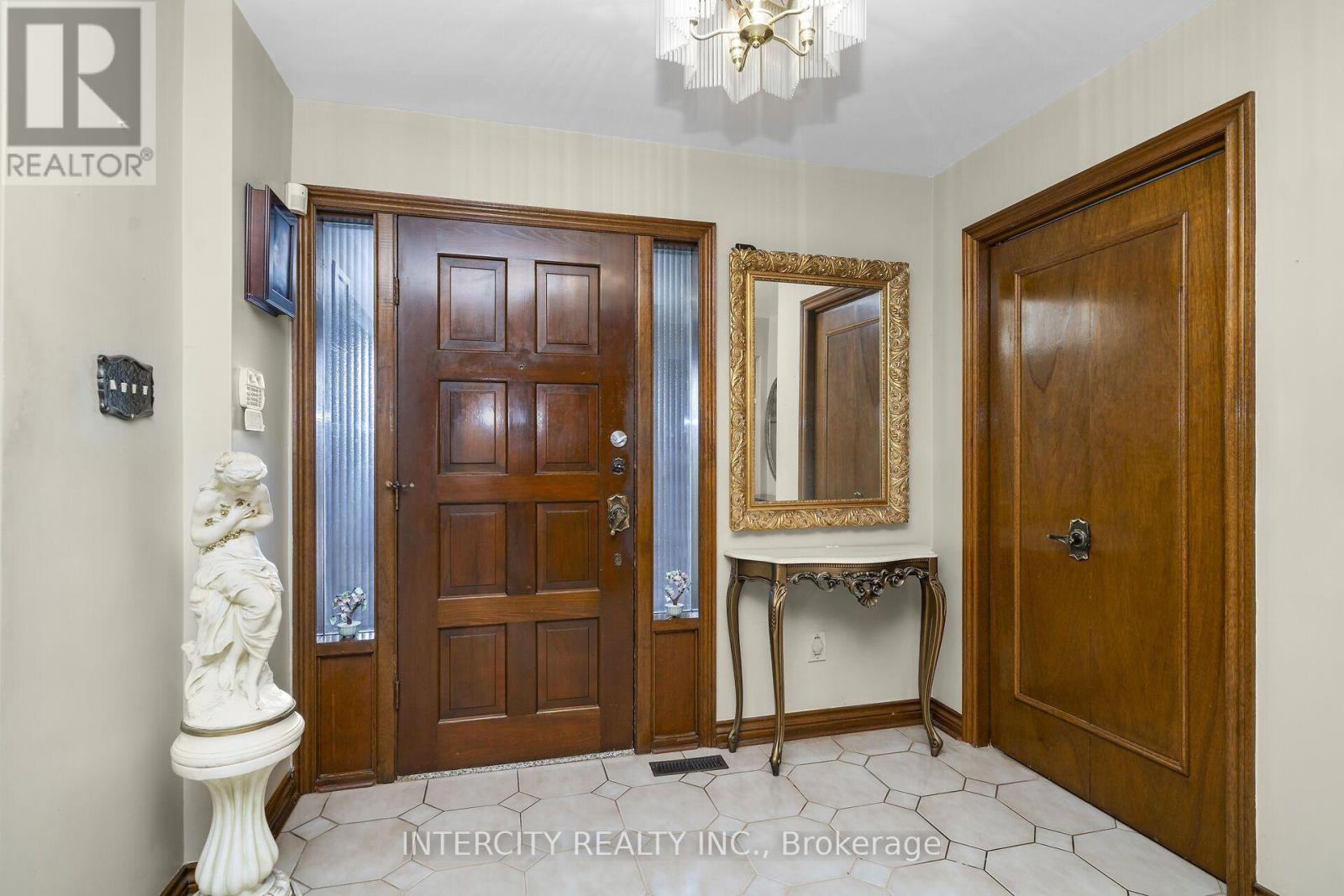 72 Chiswick Avenue, Toronto, Ontario  M6M 4V3 - Photo 4 - W13776136