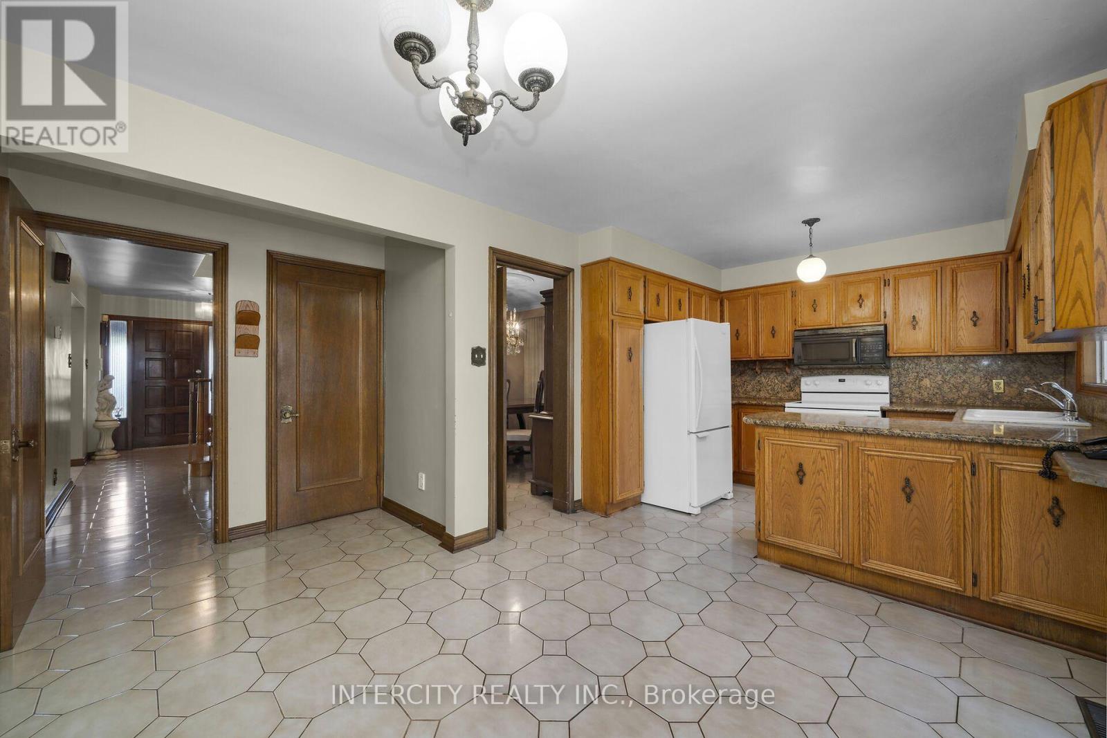 72 Chiswick Avenue, Toronto, Ontario  M6M 4V3 - Photo 9 - W13776136