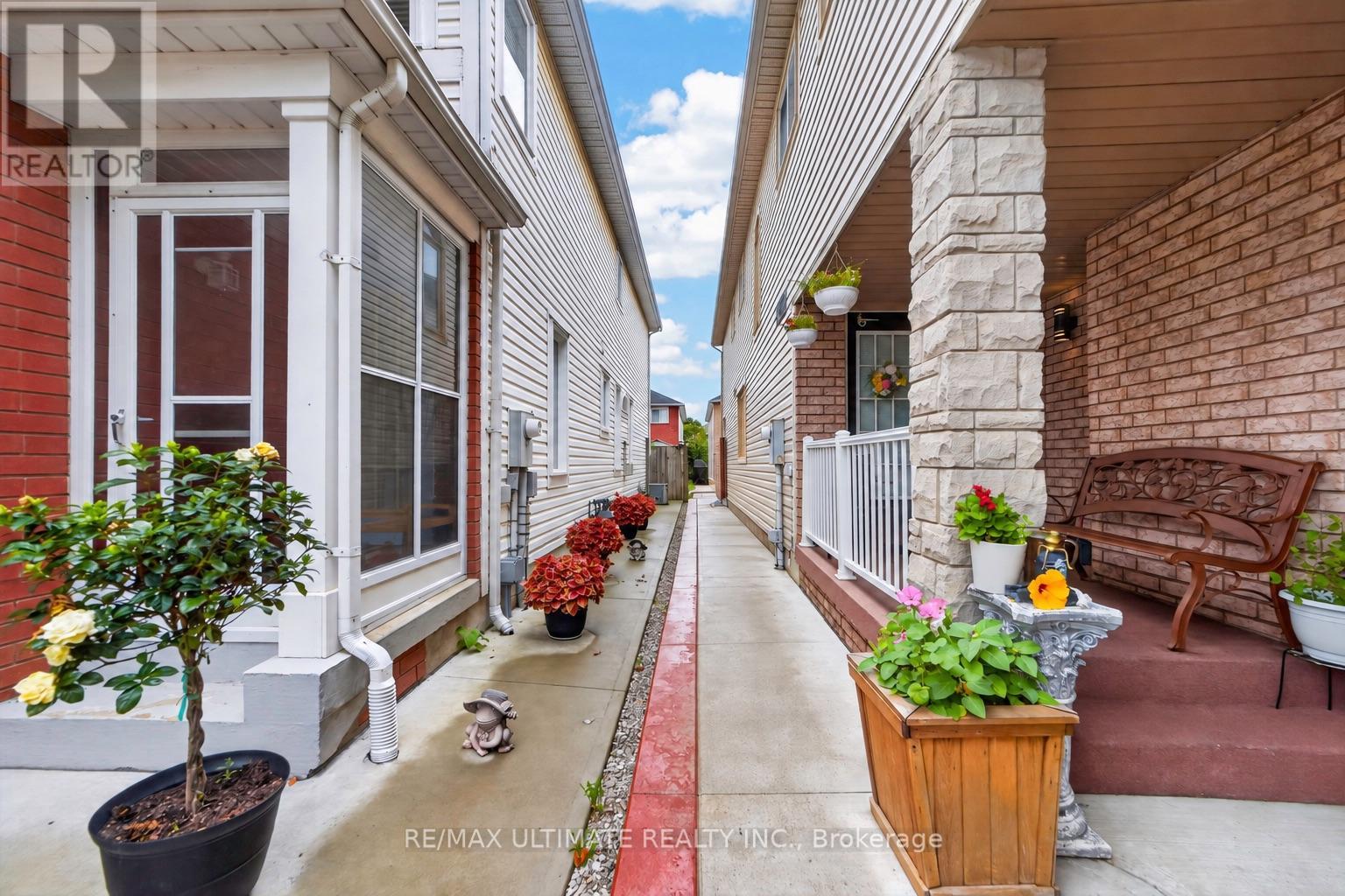 82 Yellow Brick Road, Brampton, Ontario  L6V 4L1 - Photo 3 - W13776174