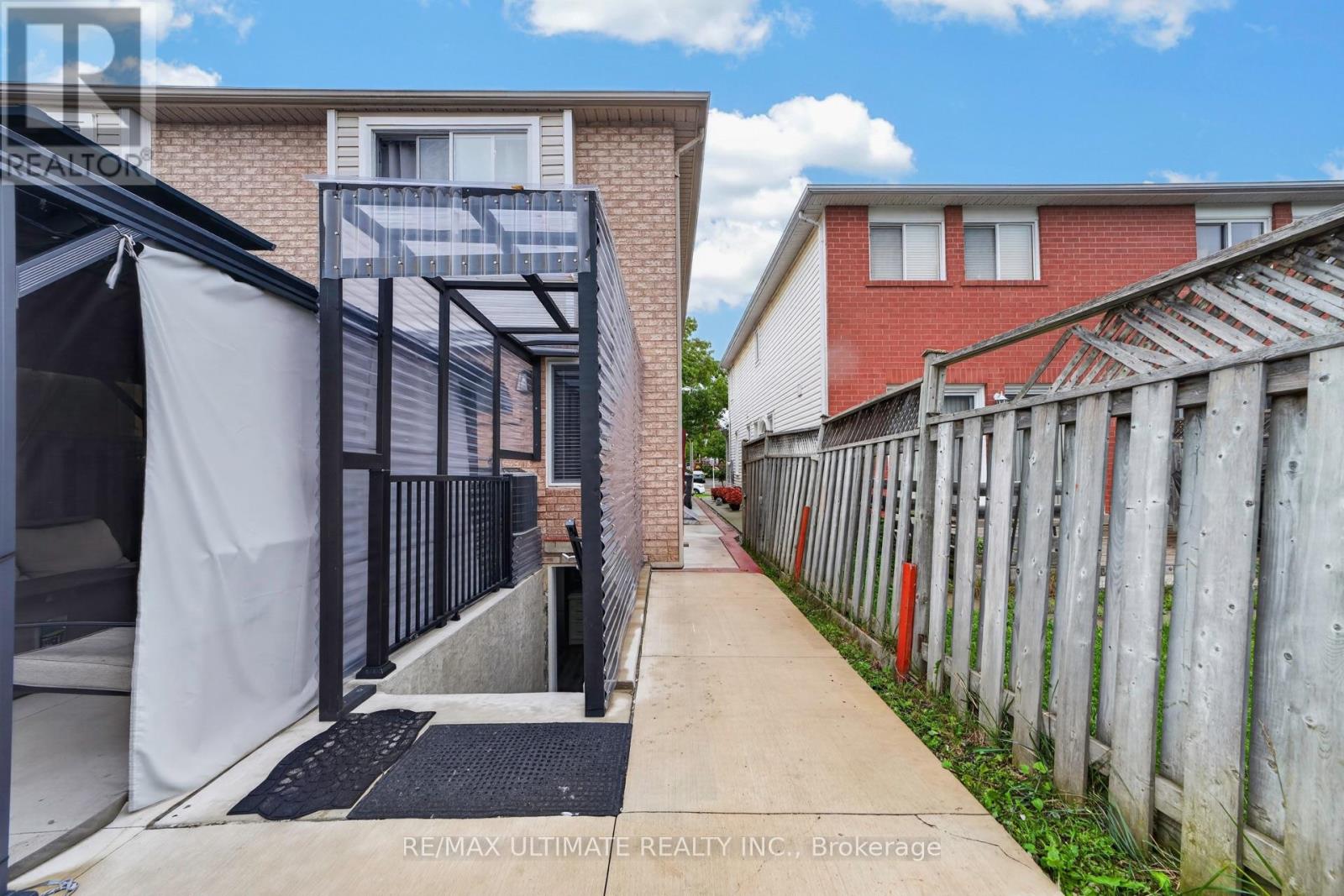 82 Yellow Brick Road, Brampton, Ontario  L6V 4L1 - Photo 4 - W13776174