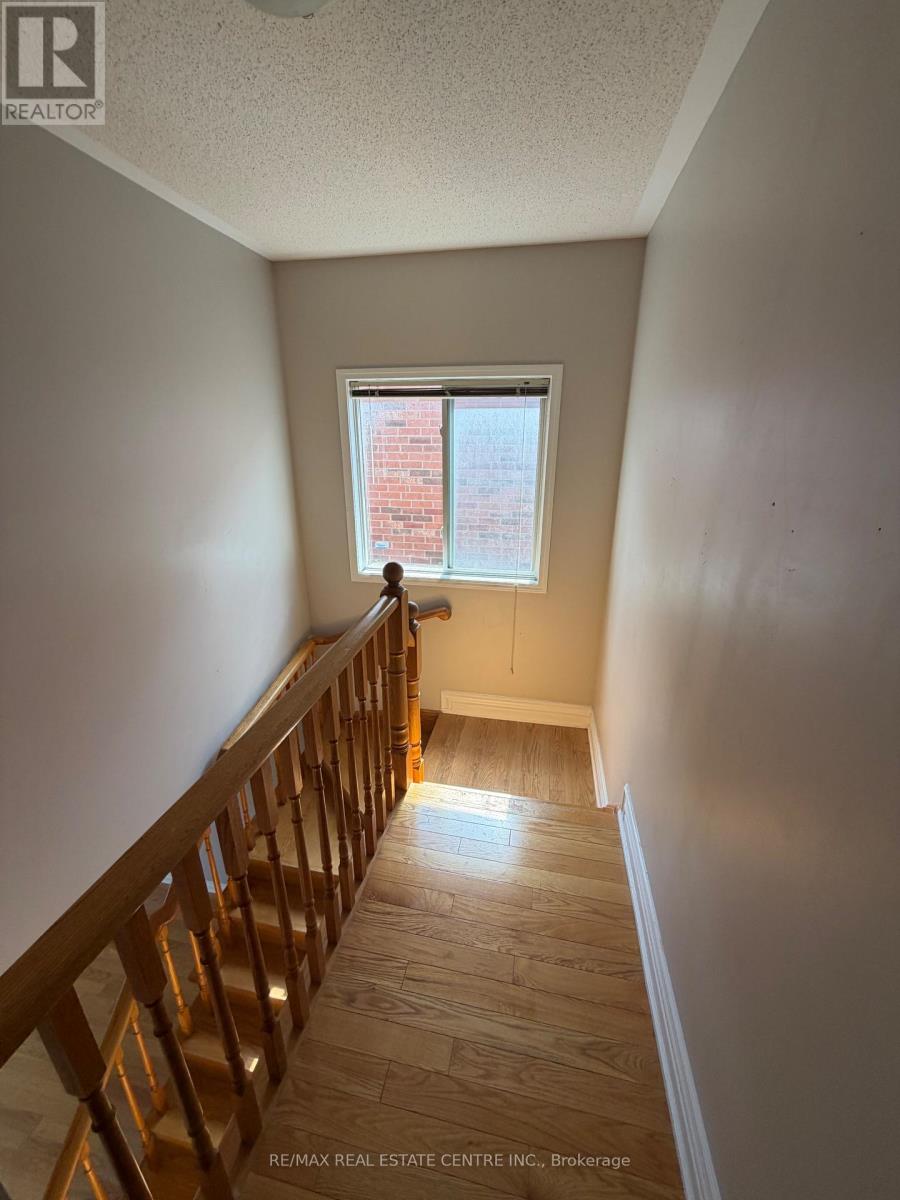 Upper - 17 Millcar Drive, Toronto, Ontario M1B 6J6 - Photo 10 - E13776204